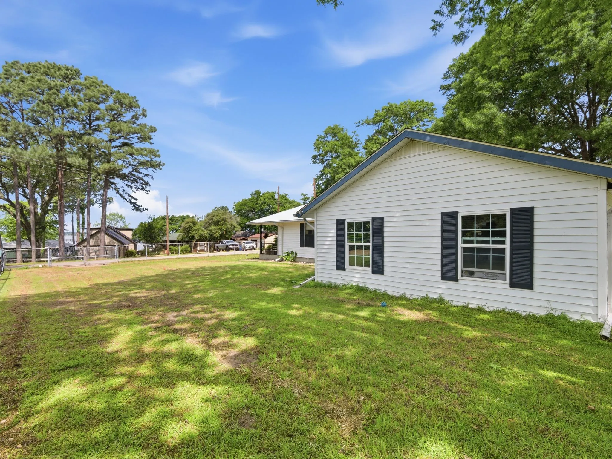 Single Family Residence For Sale in Henderson County , 157 Ocean Drive, Gun Barrel City, Texas 75156, 4 Bedroom, 2 Bathroom, Garage spaces, 1,710 Sqft, built in 1970, Preowned, mls#21245332, Real Estate Agent in Gun Barrel City, Homes For Sale in Henderson county, Homes For Sale in Gun Barrel City, Realtor in Gun Barrel City Texas, Real Estate Brokerage Independent Realty Texas, Luminita Cordes Realtor
