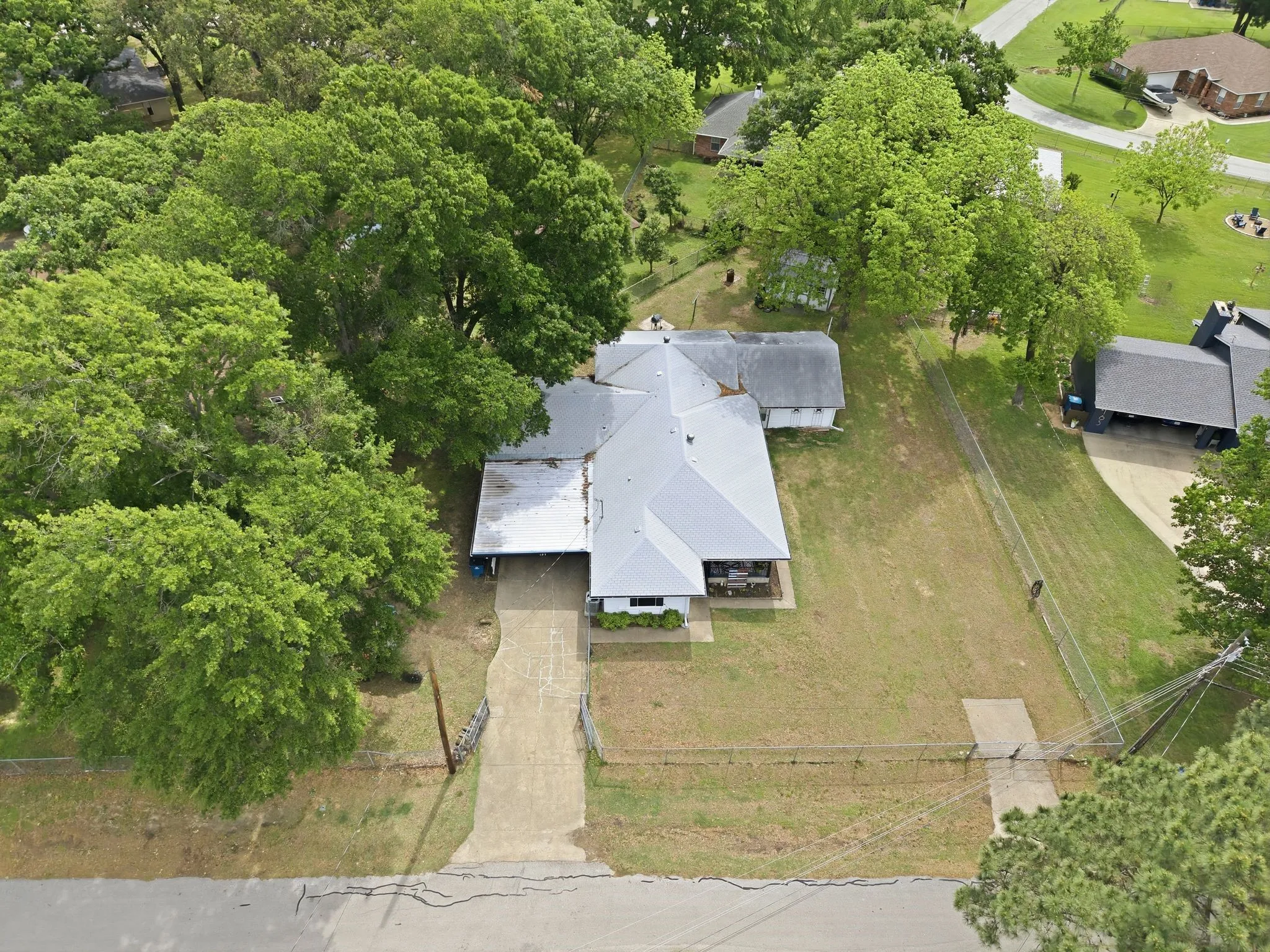 Single Family Residence For Sale in Henderson County , 157 Ocean Drive, Gun Barrel City, Texas 75156, 4 Bedroom, 2 Bathroom, Garage spaces, 1,710 Sqft, built in 1970, Preowned, mls#21245332, Real Estate Agent in Gun Barrel City, Homes For Sale in Henderson county, Homes For Sale in Gun Barrel City, Realtor in Gun Barrel City Texas, Real Estate Brokerage Independent Realty Texas, Luminita Cordes Realtor