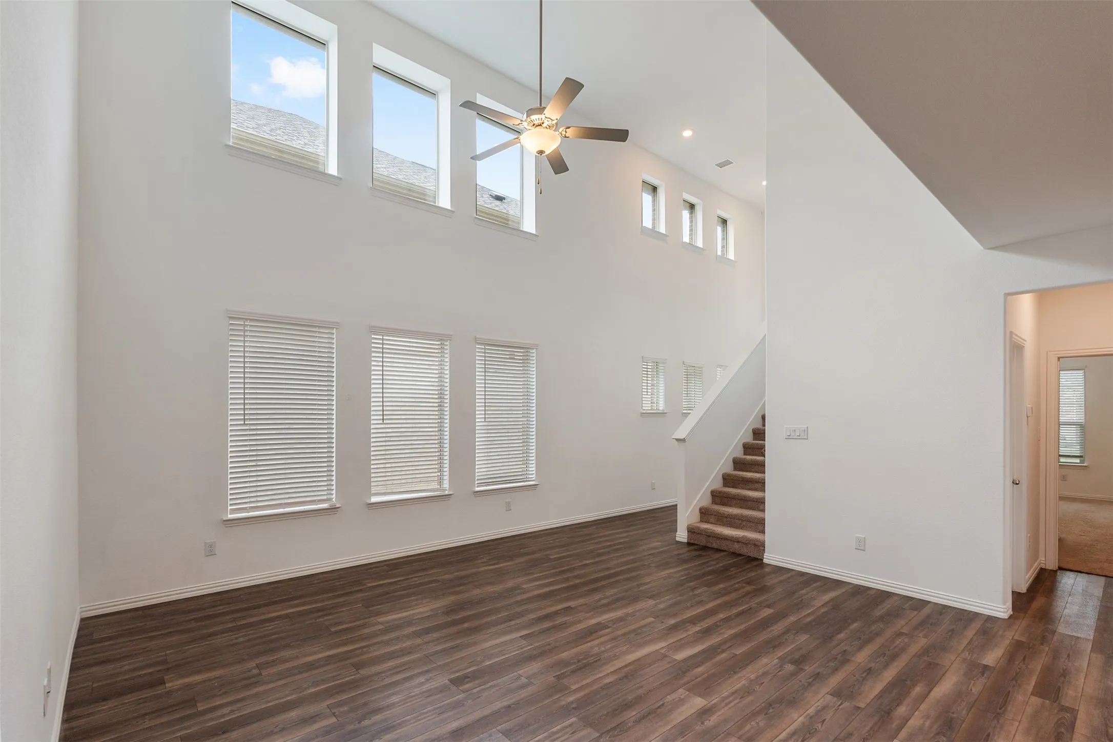 Single Family Residence For Rent in Dallas County , 5341 Archway Drive, Garland, Texas 75040, 4 Bedroom, 5 Bathroom, 2 Garage spaces, 2,466 Sqft, built in 2021, Preowned, mls#21249850, Real Estate Agent in Garland, Homes For Rent in Dallas county, Homes For Rent in Garland, Realtor in Garland Texas, Real Estate Brokerage Independent Realty Texas, Luminita Cordes Realtor