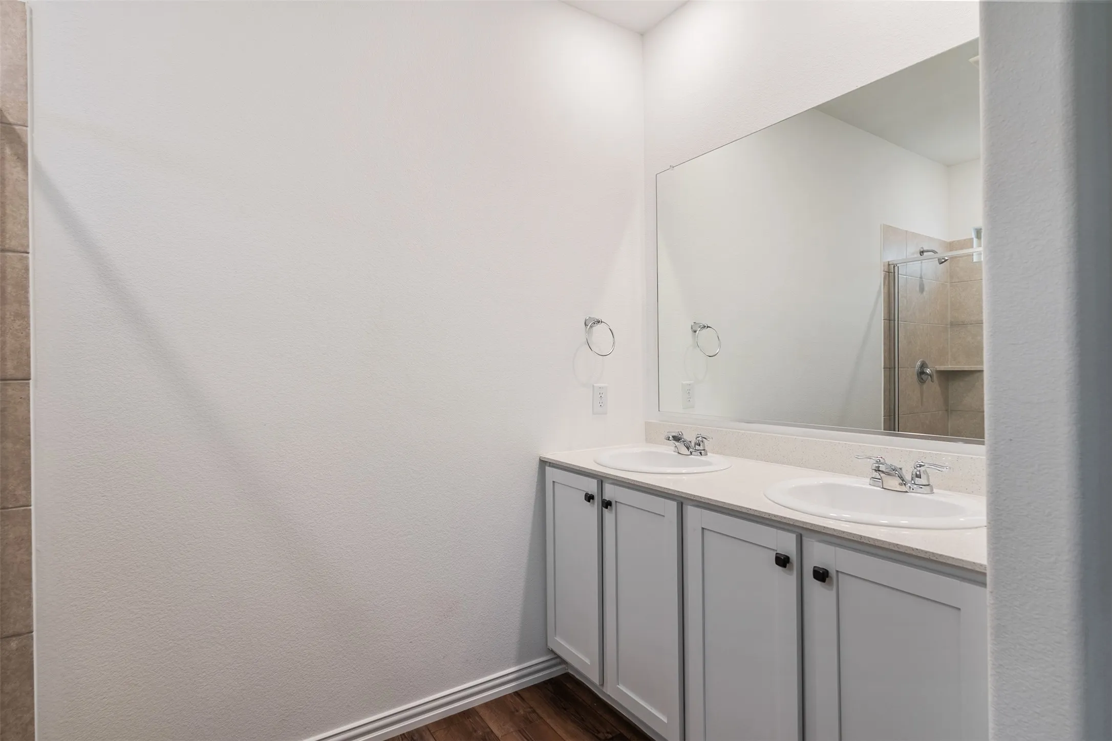Single Family Residence For Rent in Dallas County , 5341 Archway Drive, Garland, Texas 75040, 4 Bedroom, 5 Bathroom, 2 Garage spaces, 2,466 Sqft, built in 2021, Preowned, mls#21249850, Real Estate Agent in Garland, Homes For Rent in Dallas county, Homes For Rent in Garland, Realtor in Garland Texas, Real Estate Brokerage Independent Realty Texas, Luminita Cordes Realtor