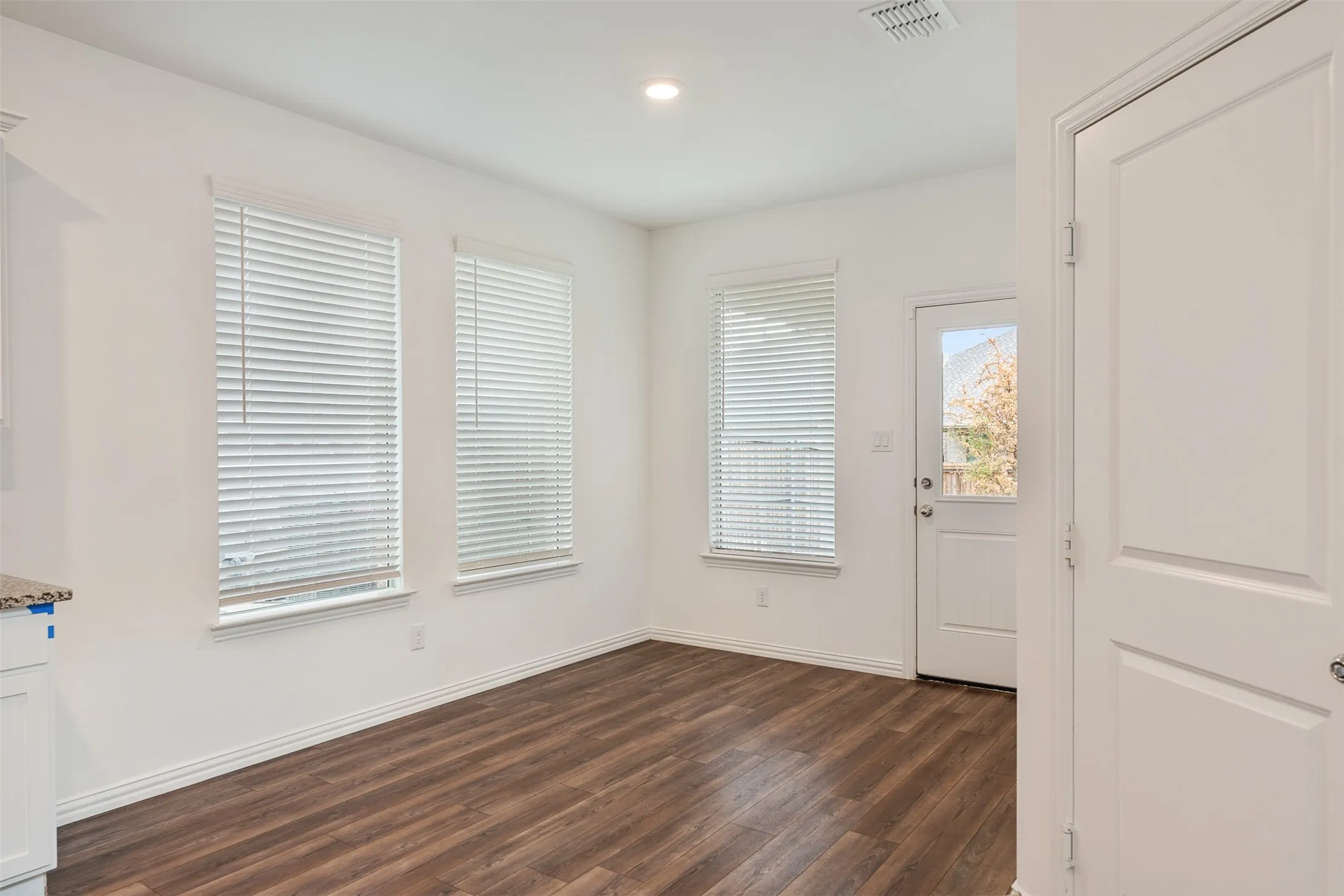 Single Family Residence For Rent in Dallas County , 5341 Archway Drive, Garland, Texas 75040, 4 Bedroom, 5 Bathroom, 2 Garage spaces, 2,466 Sqft, built in 2021, Preowned, mls#21249850, Real Estate Agent in Garland, Homes For Rent in Dallas county, Homes For Rent in Garland, Realtor in Garland Texas, Real Estate Brokerage Independent Realty Texas, Luminita Cordes Realtor