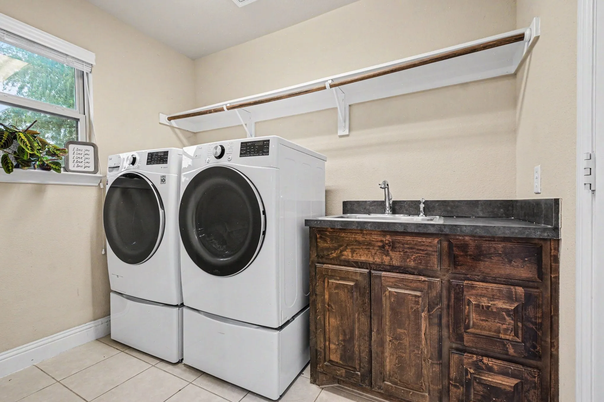 Single Family Residence For Sale in Kaufman County , 13154 Franklin Lane, Talty, Texas 75126, 5 Bedrooms, 3 Bathrooms, 3 Garage spaces, 2,847 Sqft, built in 2014, Price $540,000, mls#21249875, Real Estate Agent in Talty, Homes For Sale in Kaufman county, Homes For Sale in Talty, Realtor in Talty Texas, Real Estate Brokerage Independent Realty Texas, Luminita Cordes Realtor