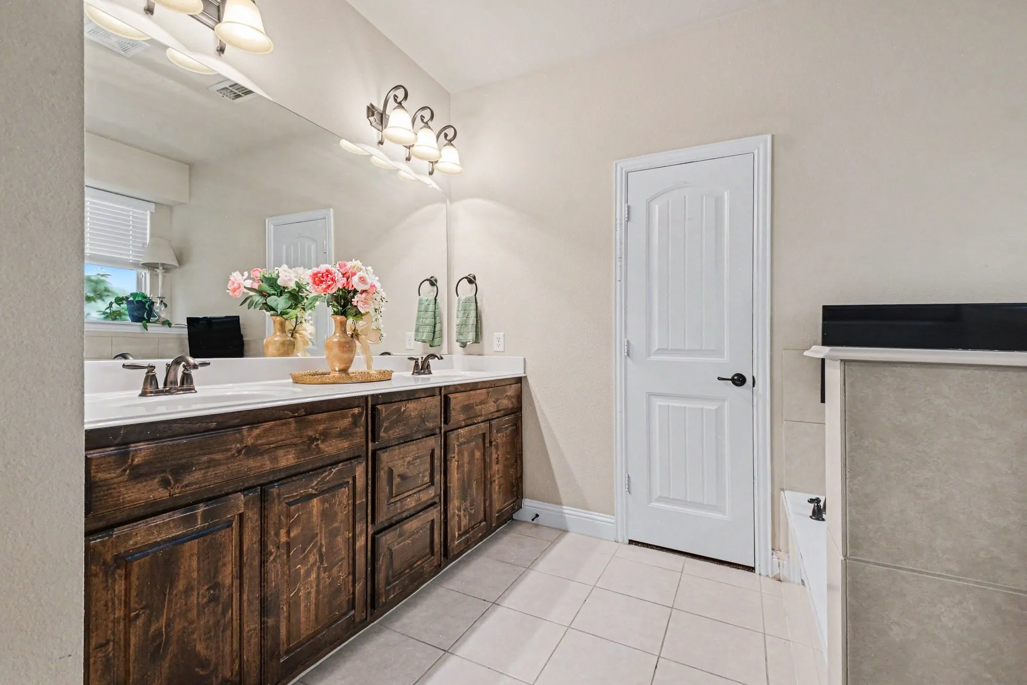 Single Family Residence For Sale in Kaufman County , 13154 Franklin Lane, Talty, Texas 75126, 5 Bedrooms, 3 Bathrooms, 3 Garage spaces, 2,847 Sqft, built in 2014, Price $540,000, mls#21249875, Real Estate Agent in Talty, Homes For Sale in Kaufman county, Homes For Sale in Talty, Realtor in Talty Texas, Real Estate Brokerage Independent Realty Texas, Luminita Cordes Realtor