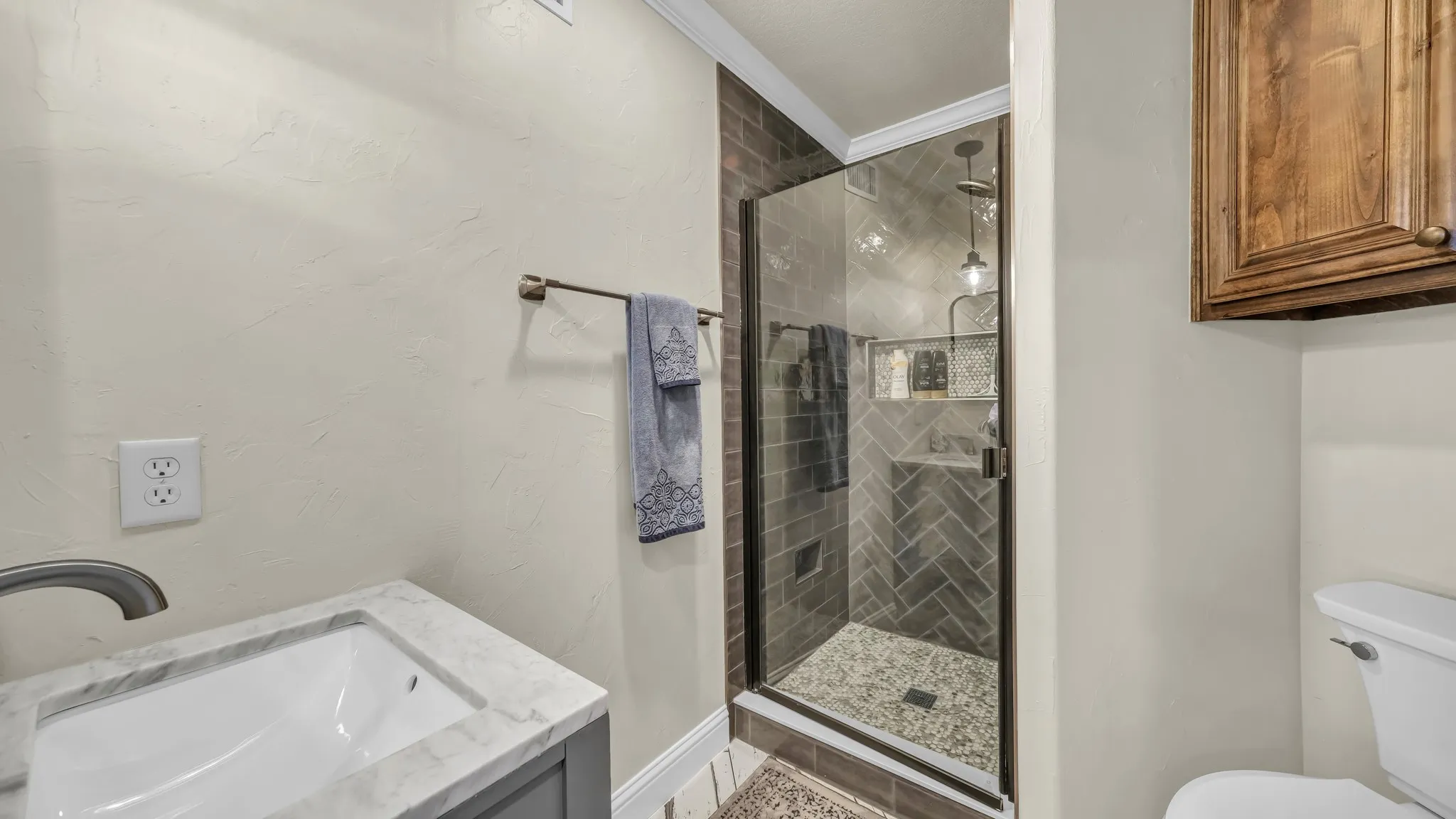 Full ensuite bath for the downstairs 5th bedroom.