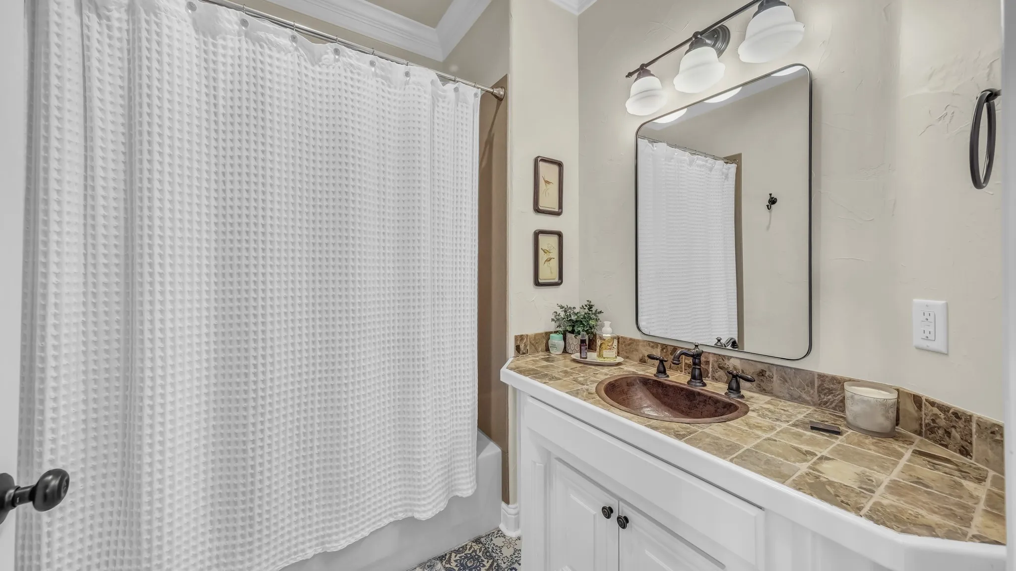 Full bathroom that the additional bedrooms share on the primary floor.