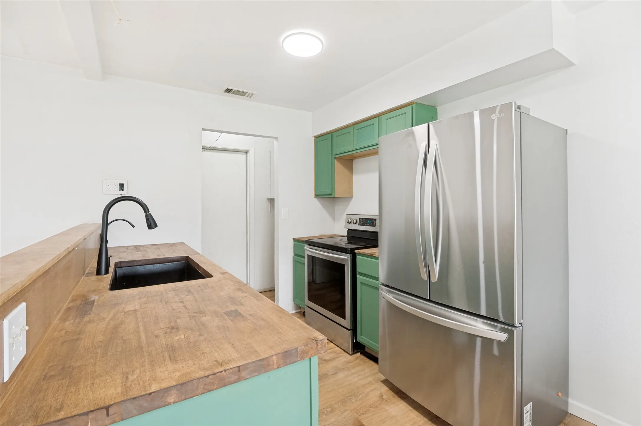 Single Family Residence For Sale in Dallas County , 2654 Arlington Lane, Lancaster, Texas 75134, 4 Bedroom, 2 Bathroom, 2 Garage spaces, 1,467 Sqft, built in 1971, Preowned, mls#21248550, Real Estate Agent in Lancaster, Homes For Sale in Dallas county, Homes For Sale in Lancaster, Realtor in Lancaster Texas, Real Estate Brokerage Independent Realty Texas, Luminita Cordes Realtor