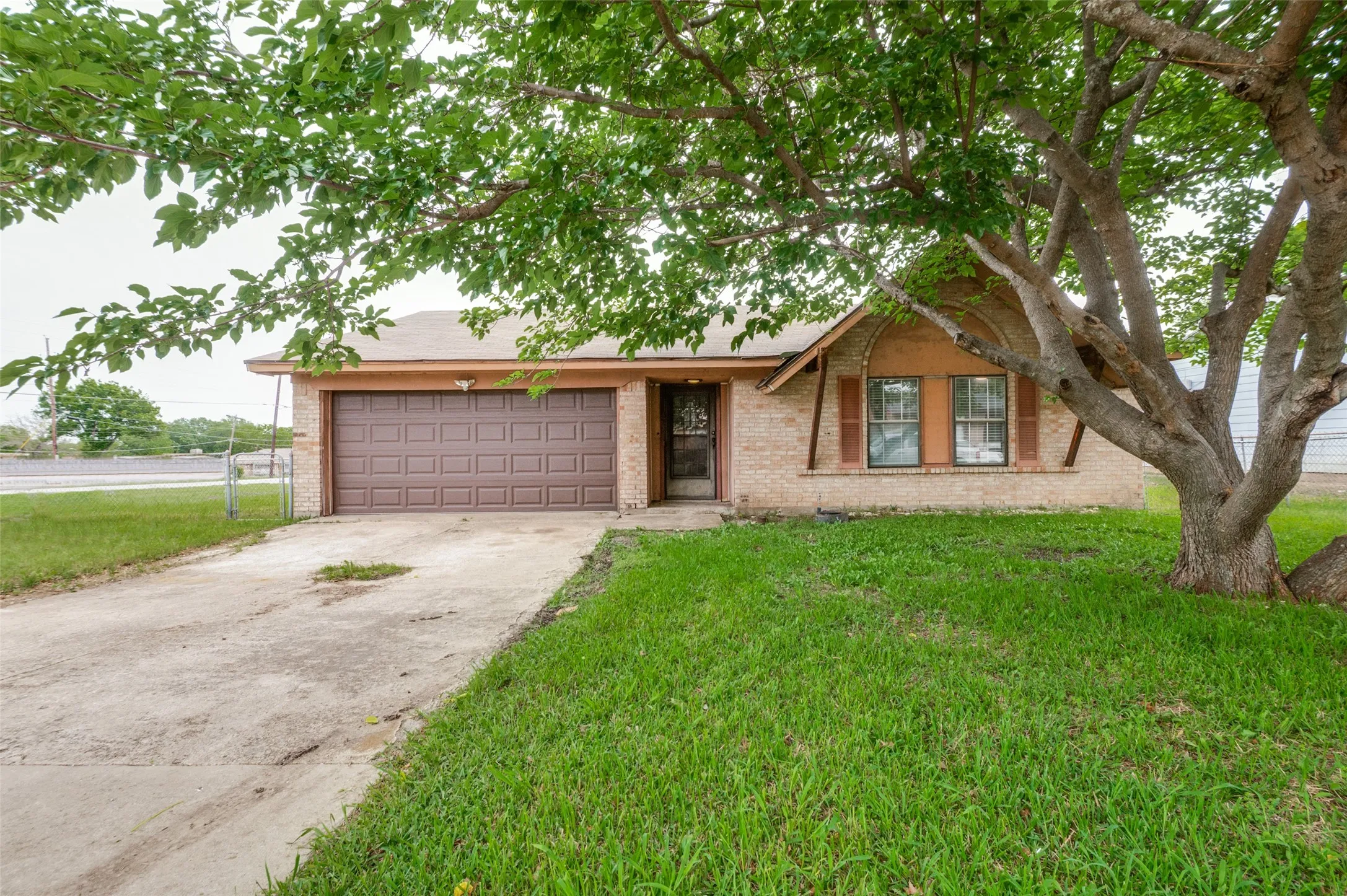 Single Family Residence For Sale in Dallas County , 2654 Arlington Lane, Lancaster, Texas 75134, 4 Bedroom, 2 Bathroom, 2 Garage spaces, 1,467 Sqft, built in 1971, Preowned, mls#21248550, Real Estate Agent in Lancaster, Homes For Sale in Dallas county, Homes For Sale in Lancaster, Realtor in Lancaster Texas, Real Estate Brokerage Independent Realty Texas, Luminita Cordes Realtor