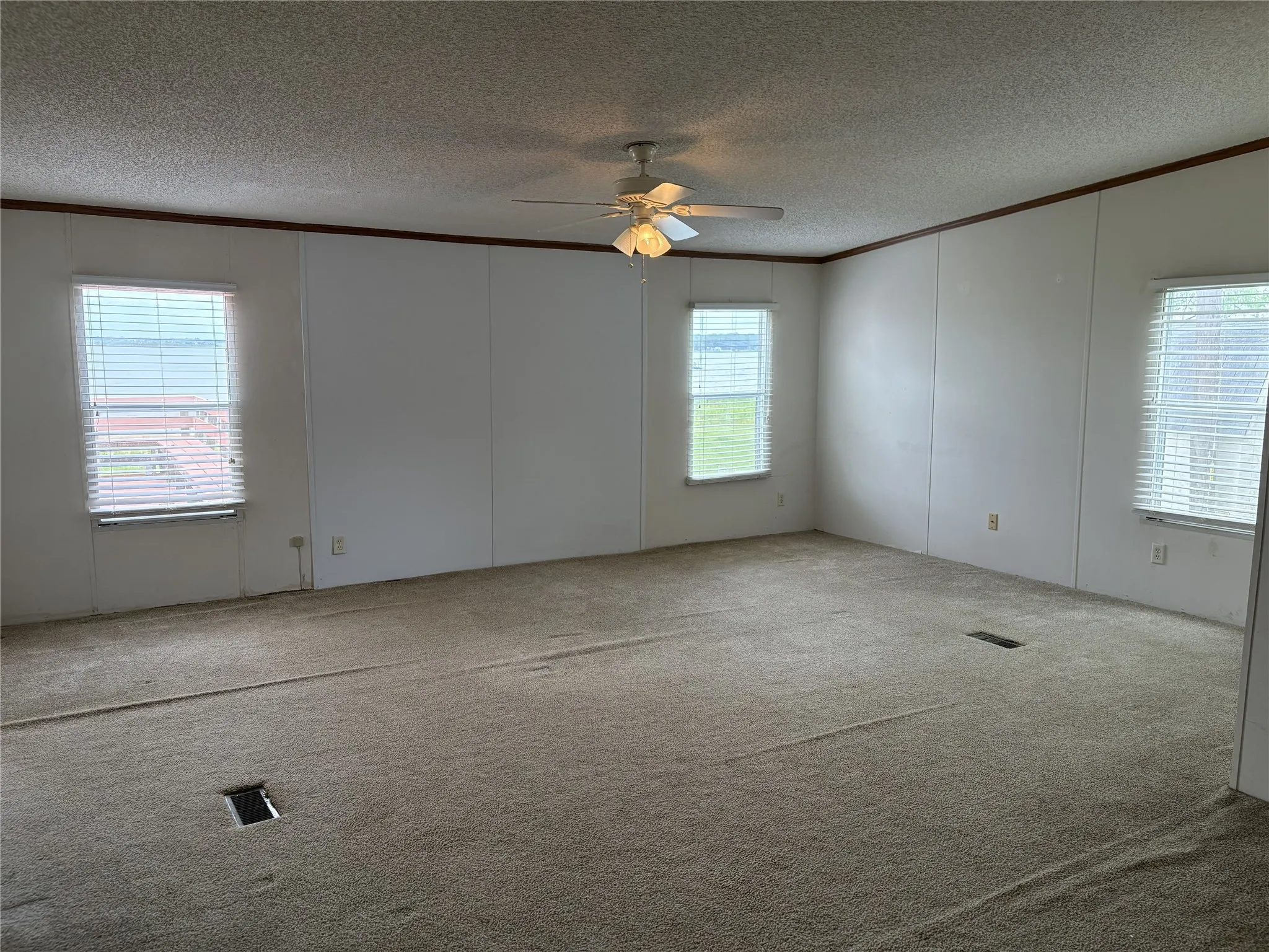 Manufactured Home For Sale in Henderson County , 204 Causeway Cove, Seven Points, Texas 75143, 3 Bedroom, 2 Bathroom, 2 Garage spaces, 2,112 Sqft, built in 1999, Preowned, mls#21249564, Real Estate Agent in Seven Points, Homes For Sale in Henderson county, Homes For Sale in Seven Points, Realtor in Seven Points Texas, Real Estate Brokerage Independent Realty Texas, Luminita Cordes Realtor