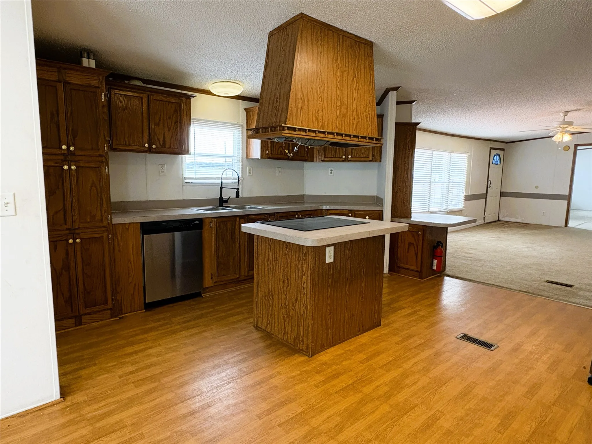 Manufactured Home For Sale in Henderson County , 204 Causeway Cove, Seven Points, Texas 75143, 3 Bedroom, 2 Bathroom, 2 Garage spaces, 2,112 Sqft, built in 1999, Preowned, mls#21249564, Real Estate Agent in Seven Points, Homes For Sale in Henderson county, Homes For Sale in Seven Points, Realtor in Seven Points Texas, Real Estate Brokerage Independent Realty Texas, Luminita Cordes Realtor