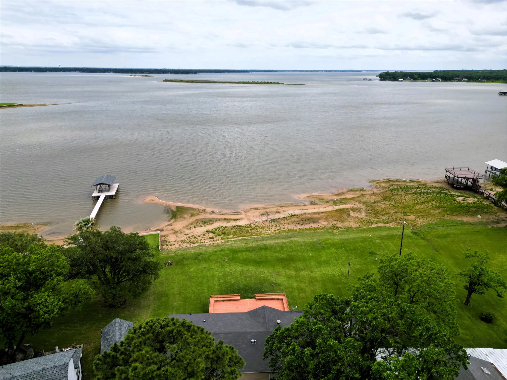 Manufactured Home For Sale in Henderson County , 204 Causeway Cove, Seven Points, Texas 75143, 3 Bedroom, 2 Bathroom, 2 Garage spaces, 2,112 Sqft, built in 1999, Preowned, mls#21249564, Real Estate Agent in Seven Points, Homes For Sale in Henderson county, Homes For Sale in Seven Points, Realtor in Seven Points Texas, Real Estate Brokerage Independent Realty Texas, Luminita Cordes Realtor