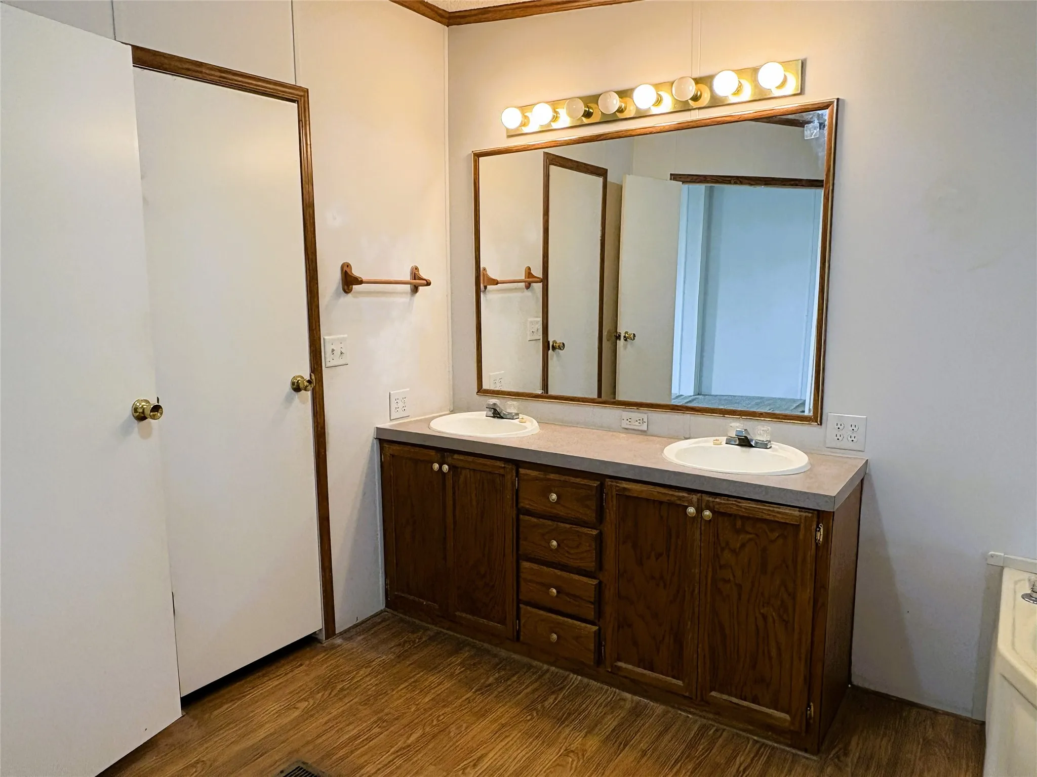 Manufactured Home For Sale in Henderson County , 204 Causeway Cove, Seven Points, Texas 75143, 3 Bedroom, 2 Bathroom, 2 Garage spaces, 2,112 Sqft, built in 1999, Preowned, mls#21249564, Real Estate Agent in Seven Points, Homes For Sale in Henderson county, Homes For Sale in Seven Points, Realtor in Seven Points Texas, Real Estate Brokerage Independent Realty Texas, Luminita Cordes Realtor