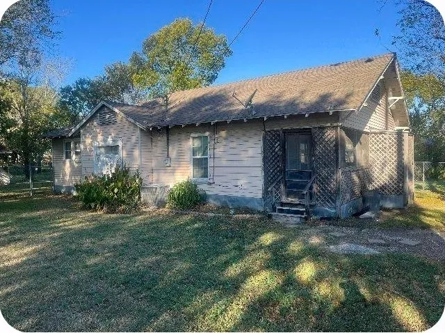 Single Family Residence For Sale in Kaufman County , 403 E Broad Street, Forney, Texas 75126, 2 Bedrooms, 2 Bathrooms, Garage spaces, 1,160 Sqft, built in 1940, Preowned, Price $290,000, mls#21240746, Real Estate Agent in Forney, Homes For Sale in Kaufman county, Homes For Sale in Forney, Realtor in Forney Texas, Real Estate Brokerage Independent Realty Texas, Luminita Cordes Realtor