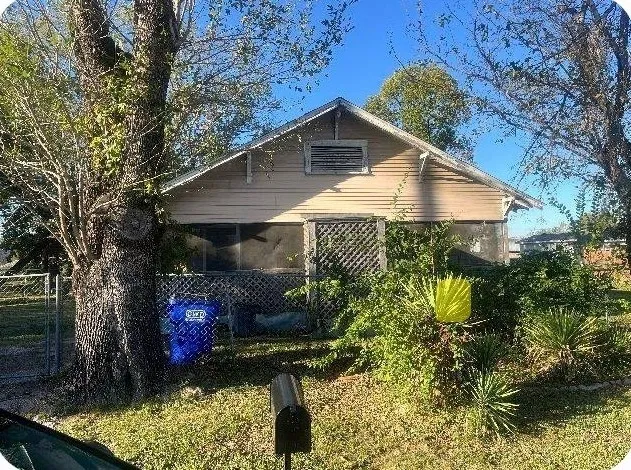 Single Family Residence For Sale in Kaufman County , 403 E Broad Street, Forney, Texas 75126, 2 Bedrooms, 2 Bathrooms, Garage spaces, 1,160 Sqft, built in 1940, Preowned, Price $290,000, mls#21240746, Real Estate Agent in Forney, Homes For Sale in Kaufman county, Homes For Sale in Forney, Realtor in Forney Texas, Real Estate Brokerage Independent Realty Texas, Luminita Cordes Realtor
