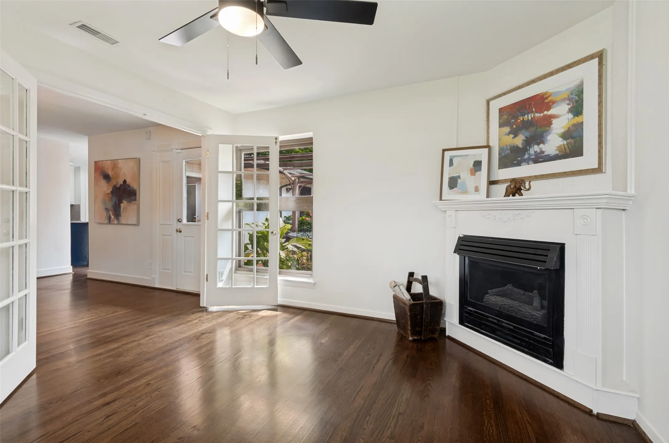 Single Family Residence For Sale in Dallas County , 3581 Woodleigh Drive, Dallas, Texas 75229, 5 Bedroom, 3 Bathroom, Garage spaces, 2,733 Sqft, built in 1955, Preowned, mls#21245971, Real Estate Agent in Dallas, Homes For Sale in Dallas county, Homes For Sale in Dallas, Realtor in Dallas Texas, Real Estate Brokerage Independent Realty Texas, Luminita Cordes Realtor