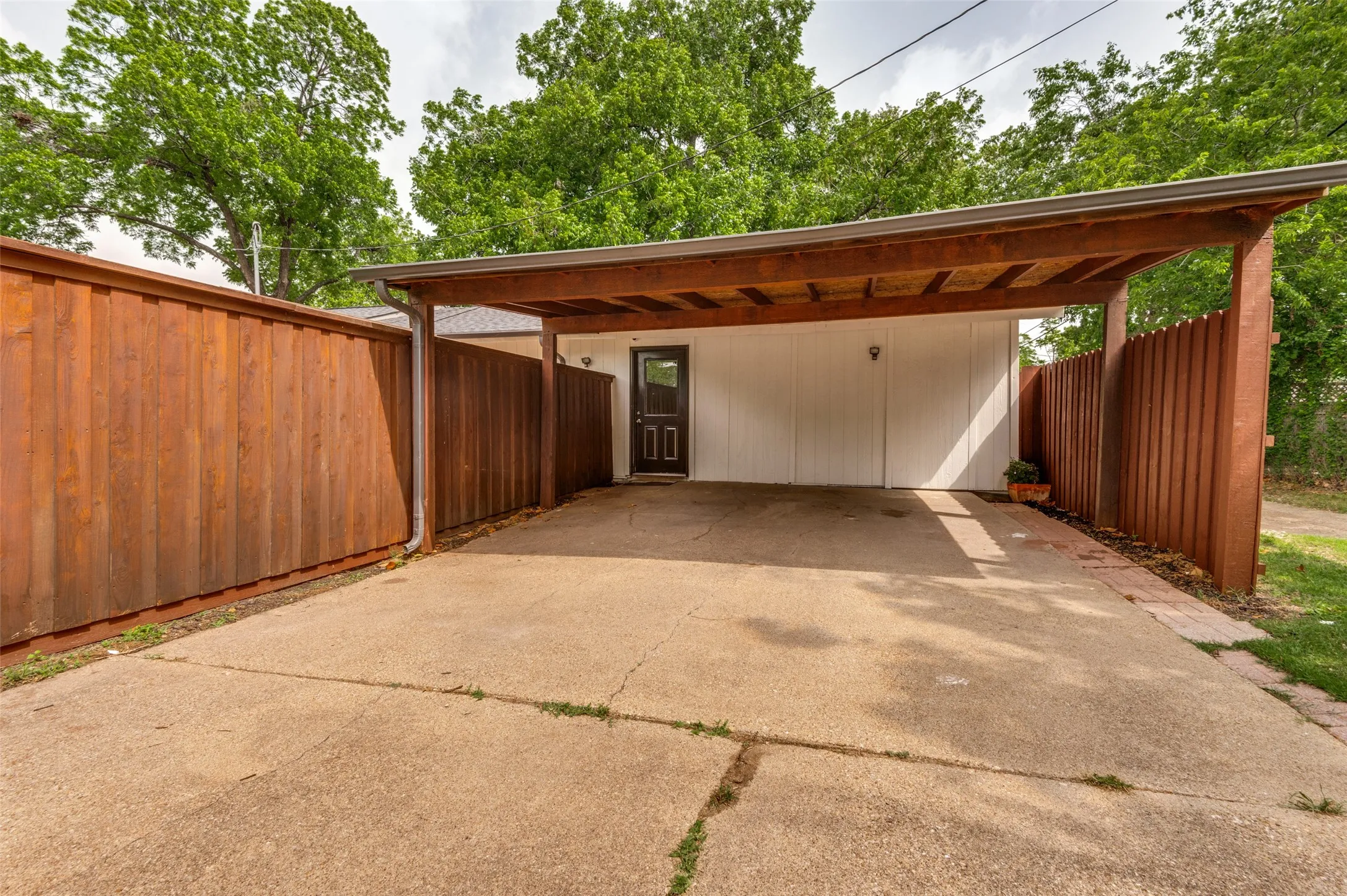 Single Family Residence For Sale in Dallas County , 3581 Woodleigh Drive, Dallas, Texas 75229, 5 Bedroom, 3 Bathroom, Garage spaces, 2,733 Sqft, built in 1955, Preowned, mls#21245971, Real Estate Agent in Dallas, Homes For Sale in Dallas county, Homes For Sale in Dallas, Realtor in Dallas Texas, Real Estate Brokerage Independent Realty Texas, Luminita Cordes Realtor