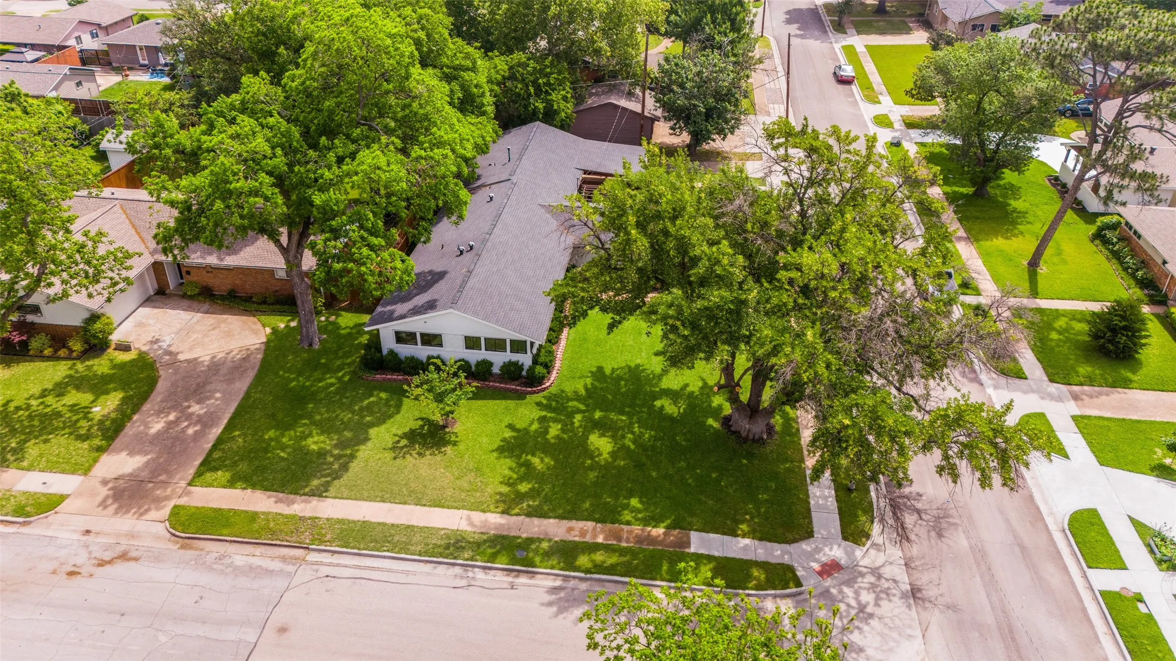 Single Family Residence For Sale in Dallas County , 3581 Woodleigh Drive, Dallas, Texas 75229, 5 Bedroom, 3 Bathroom, Garage spaces, 2,733 Sqft, built in 1955, Preowned, mls#21245971, Real Estate Agent in Dallas, Homes For Sale in Dallas county, Homes For Sale in Dallas, Realtor in Dallas Texas, Real Estate Brokerage Independent Realty Texas, Luminita Cordes Realtor