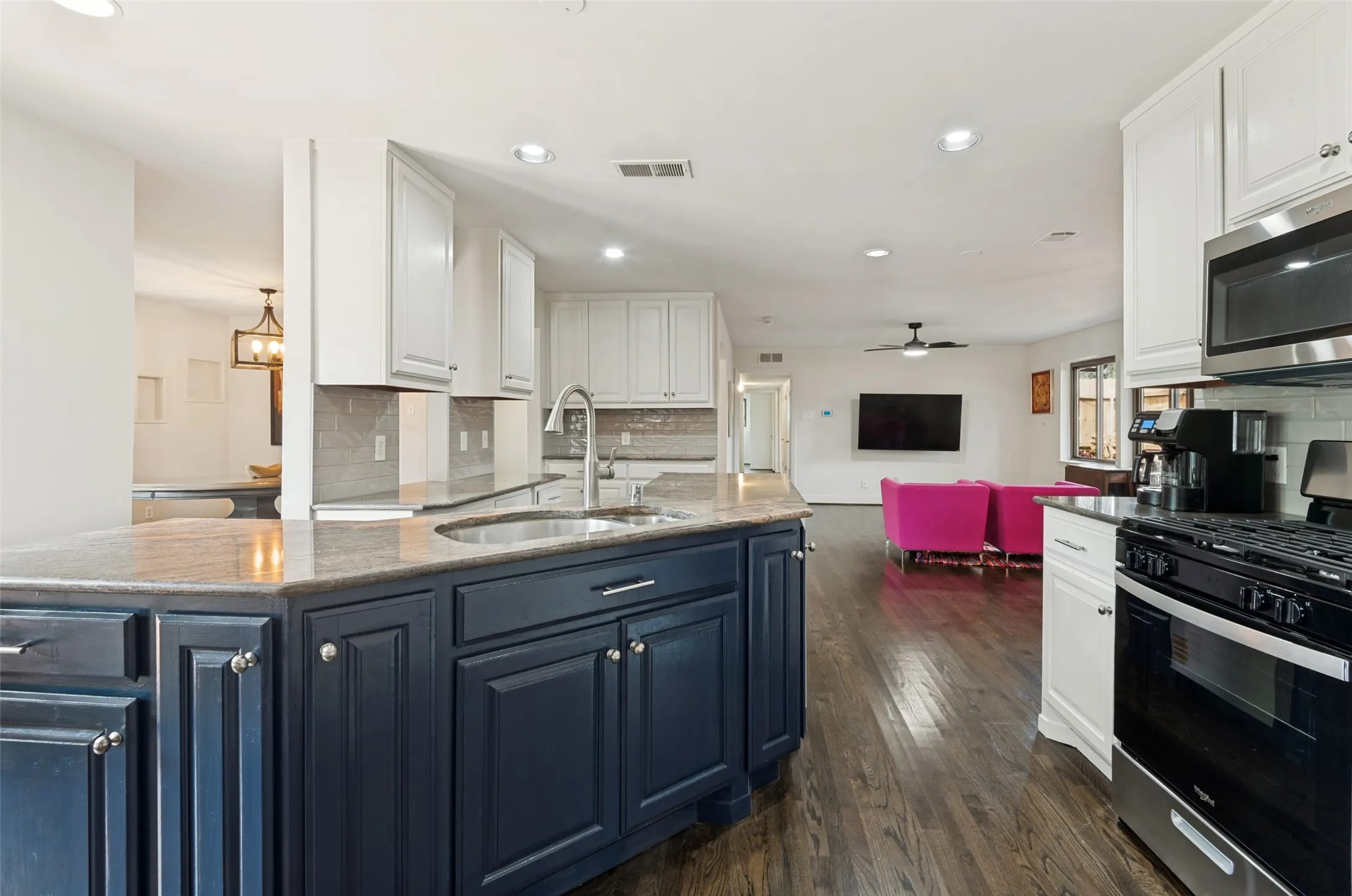 Single Family Residence For Sale in Dallas County , 3581 Woodleigh Drive, Dallas, Texas 75229, 5 Bedroom, 3 Bathroom, Garage spaces, 2,733 Sqft, built in 1955, Preowned, mls#21245971, Real Estate Agent in Dallas, Homes For Sale in Dallas county, Homes For Sale in Dallas, Realtor in Dallas Texas, Real Estate Brokerage Independent Realty Texas, Luminita Cordes Realtor