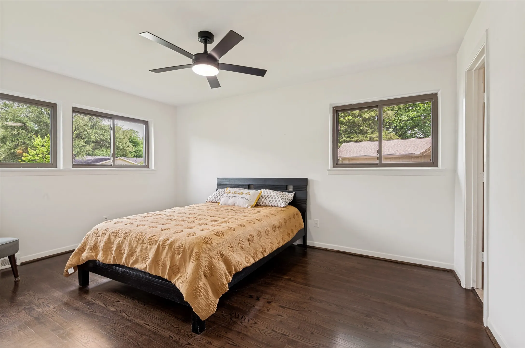 Single Family Residence For Sale in Dallas County , 3581 Woodleigh Drive, Dallas, Texas 75229, 5 Bedroom, 3 Bathroom, Garage spaces, 2,733 Sqft, built in 1955, Preowned, mls#21245971, Real Estate Agent in Dallas, Homes For Sale in Dallas county, Homes For Sale in Dallas, Realtor in Dallas Texas, Real Estate Brokerage Independent Realty Texas, Luminita Cordes Realtor