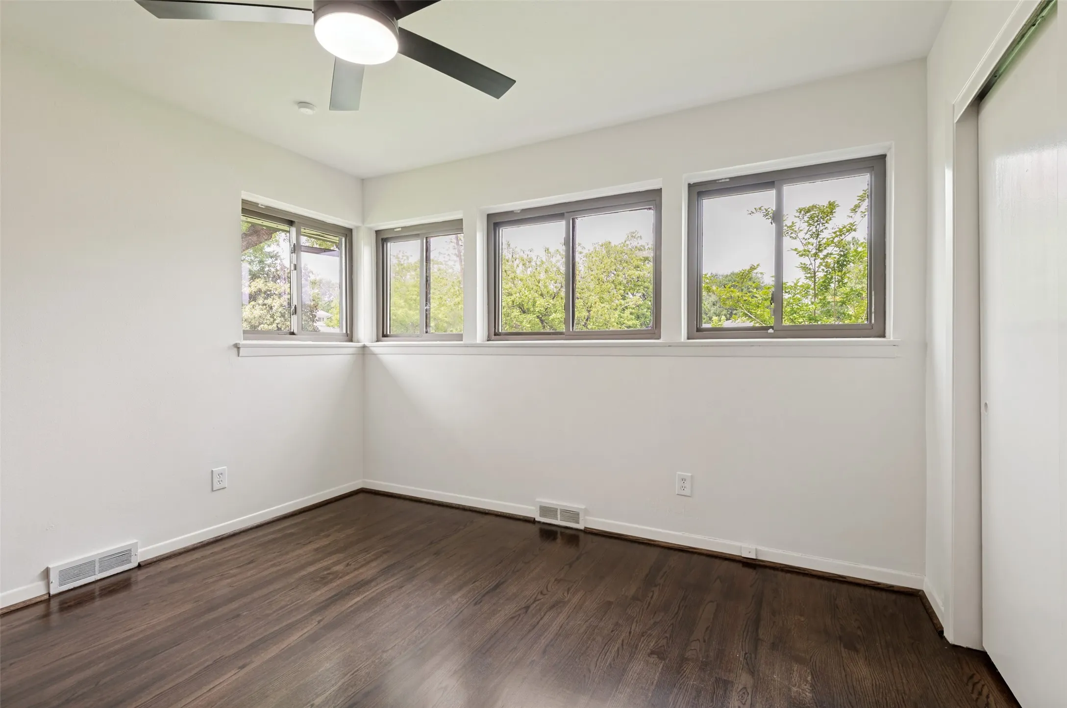 Single Family Residence For Sale in Dallas County , 3581 Woodleigh Drive, Dallas, Texas 75229, 5 Bedroom, 3 Bathroom, Garage spaces, 2,733 Sqft, built in 1955, Preowned, mls#21245971, Real Estate Agent in Dallas, Homes For Sale in Dallas county, Homes For Sale in Dallas, Realtor in Dallas Texas, Real Estate Brokerage Independent Realty Texas, Luminita Cordes Realtor