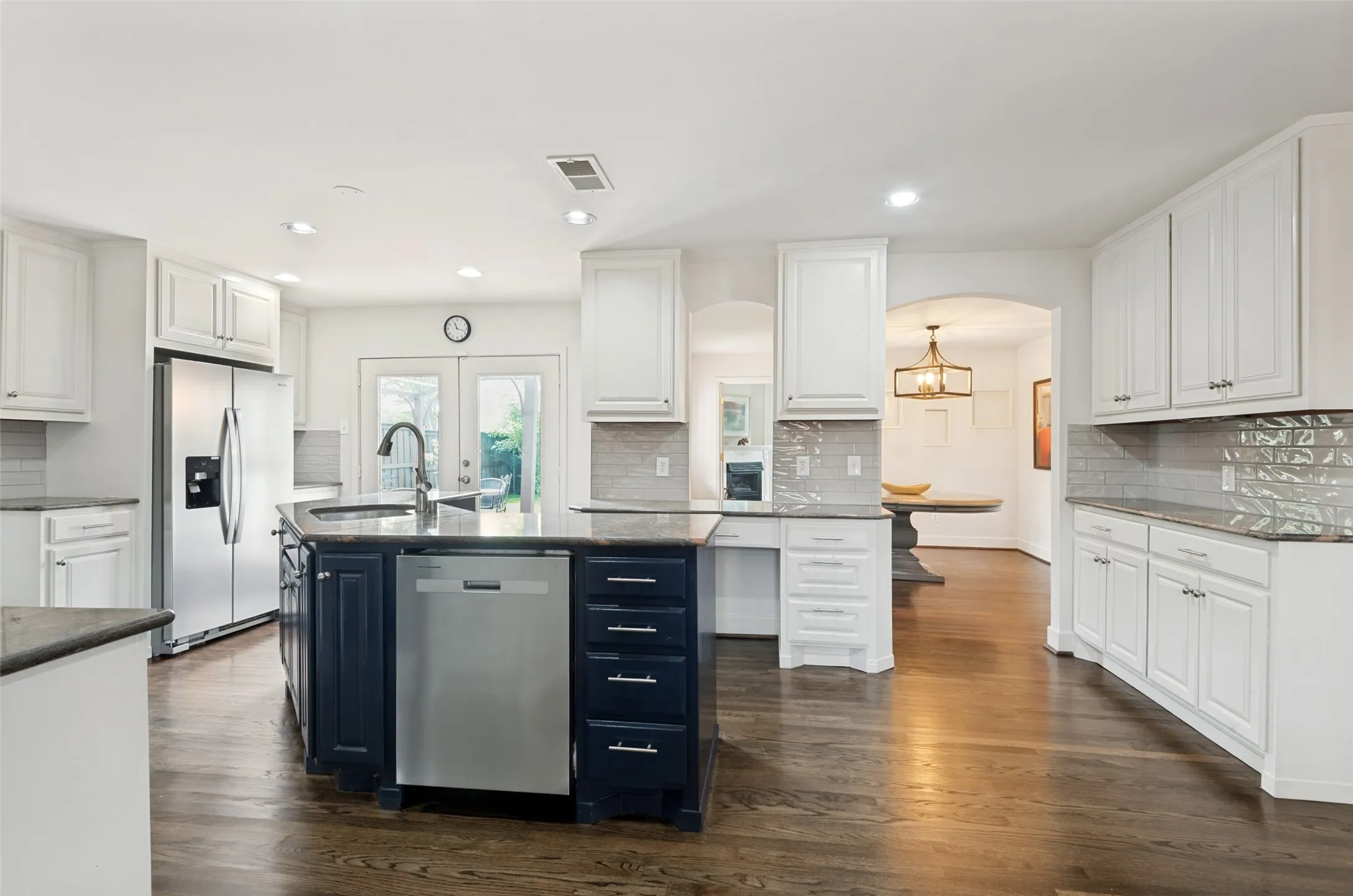 Single Family Residence For Sale in Dallas County , 3581 Woodleigh Drive, Dallas, Texas 75229, 5 Bedroom, 3 Bathroom, Garage spaces, 2,733 Sqft, built in 1955, Preowned, mls#21245971, Real Estate Agent in Dallas, Homes For Sale in Dallas county, Homes For Sale in Dallas, Realtor in Dallas Texas, Real Estate Brokerage Independent Realty Texas, Luminita Cordes Realtor