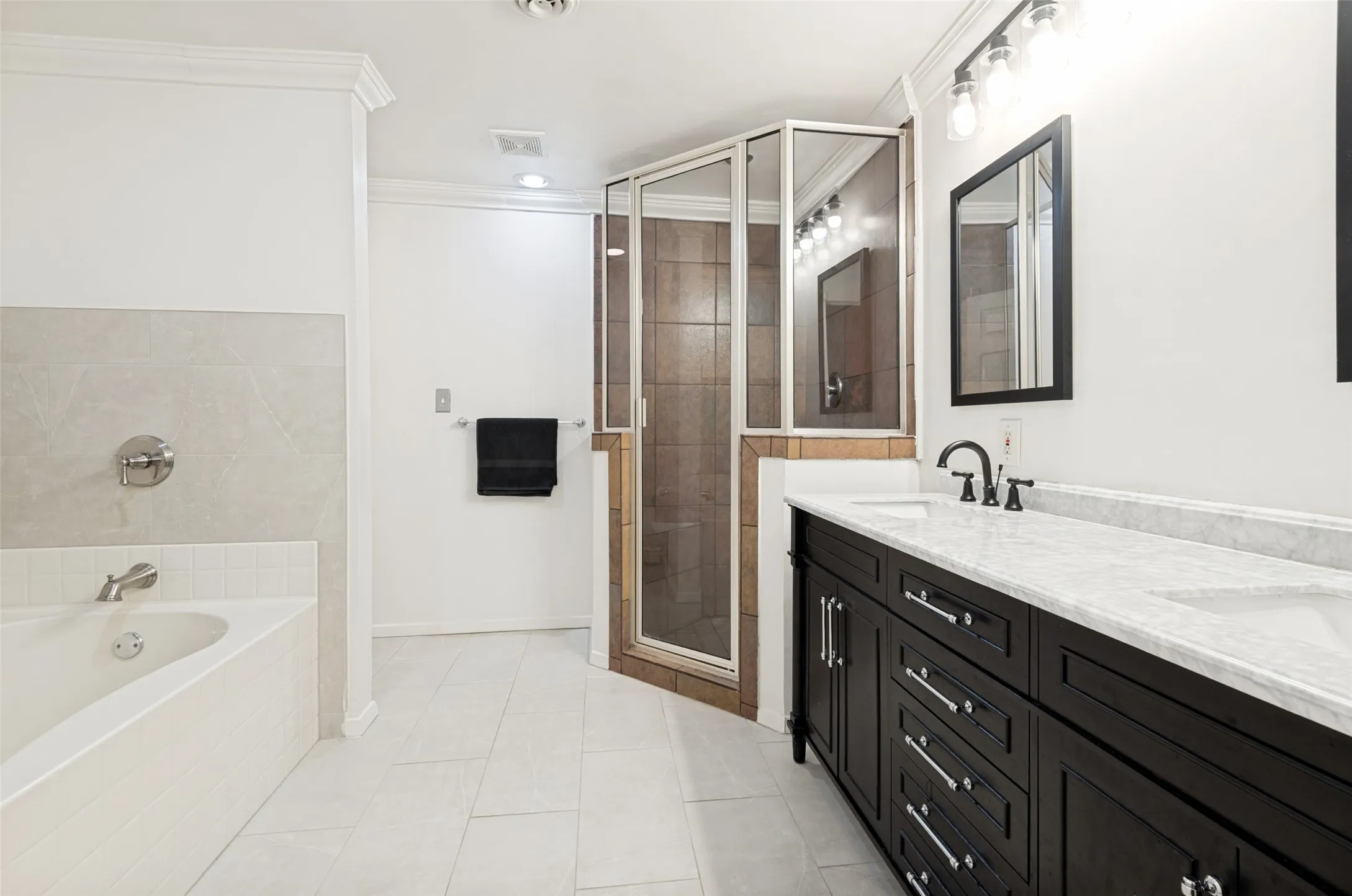 Single Family Residence For Sale in Dallas County , 3581 Woodleigh Drive, Dallas, Texas 75229, 5 Bedroom, 3 Bathroom, Garage spaces, 2,733 Sqft, built in 1955, Preowned, mls#21245971, Real Estate Agent in Dallas, Homes For Sale in Dallas county, Homes For Sale in Dallas, Realtor in Dallas Texas, Real Estate Brokerage Independent Realty Texas, Luminita Cordes Realtor