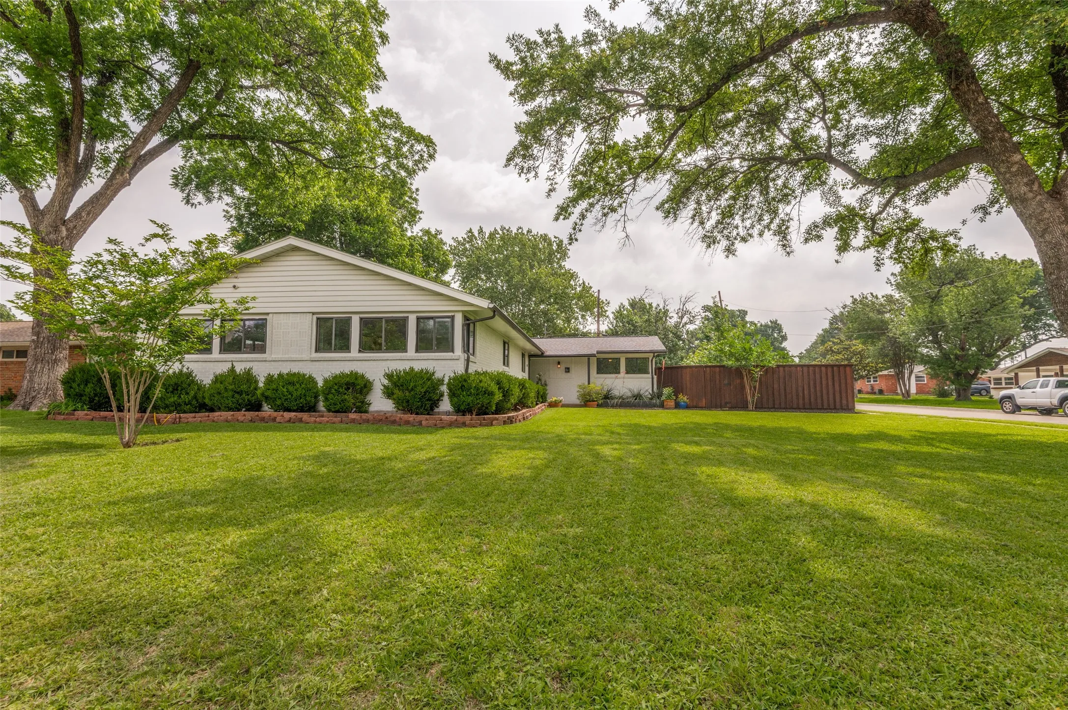 Single Family Residence For Sale in Dallas County , 3581 Woodleigh Drive, Dallas, Texas 75229, 5 Bedroom, 3 Bathroom, Garage spaces, 2,733 Sqft, built in 1955, Preowned, mls#21245971, Real Estate Agent in Dallas, Homes For Sale in Dallas county, Homes For Sale in Dallas, Realtor in Dallas Texas, Real Estate Brokerage Independent Realty Texas, Luminita Cordes Realtor