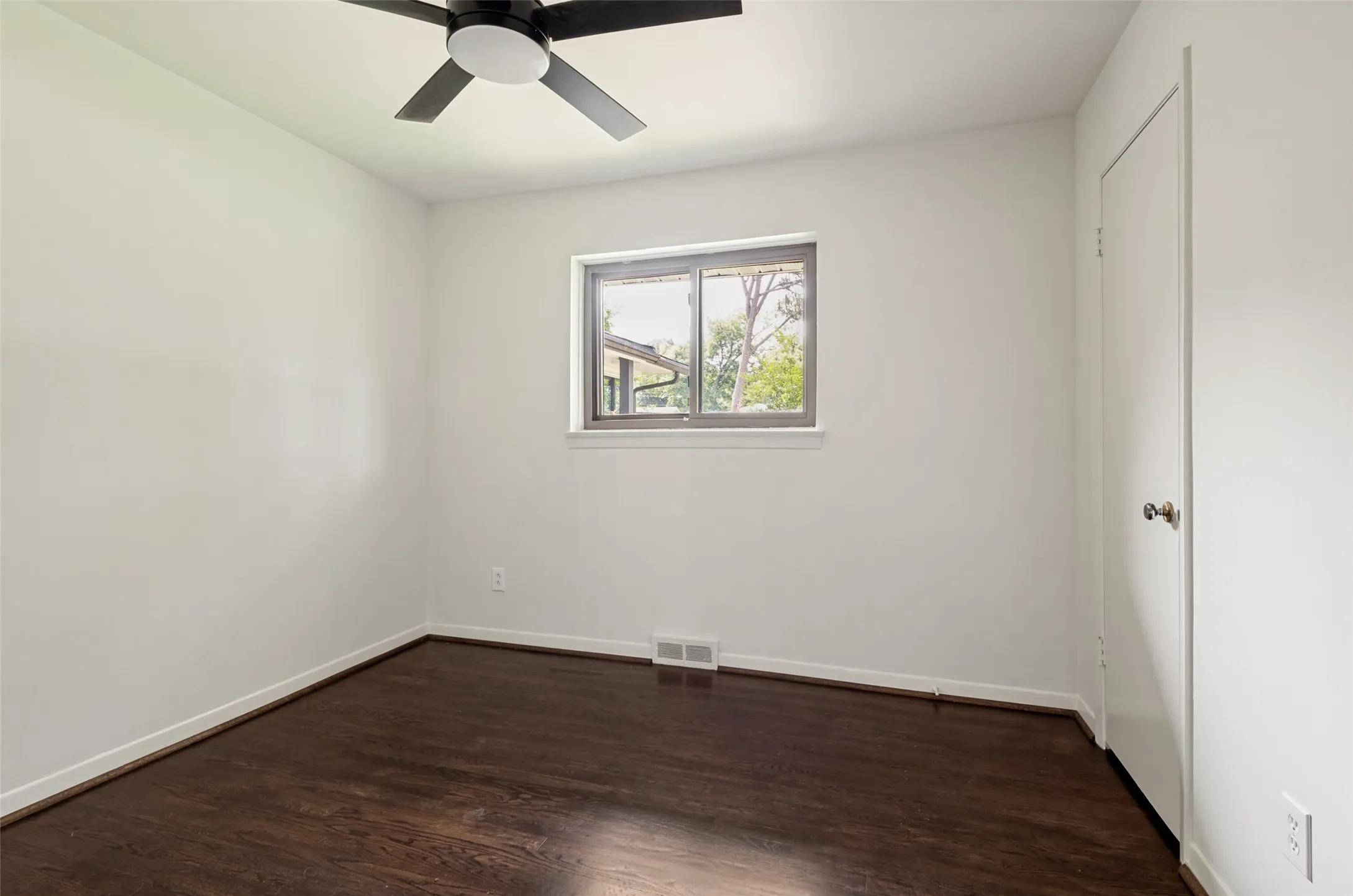 Single Family Residence For Sale in Dallas County , 3581 Woodleigh Drive, Dallas, Texas 75229, 5 Bedroom, 3 Bathroom, Garage spaces, 2,733 Sqft, built in 1955, Preowned, mls#21245971, Real Estate Agent in Dallas, Homes For Sale in Dallas county, Homes For Sale in Dallas, Realtor in Dallas Texas, Real Estate Brokerage Independent Realty Texas, Luminita Cordes Realtor