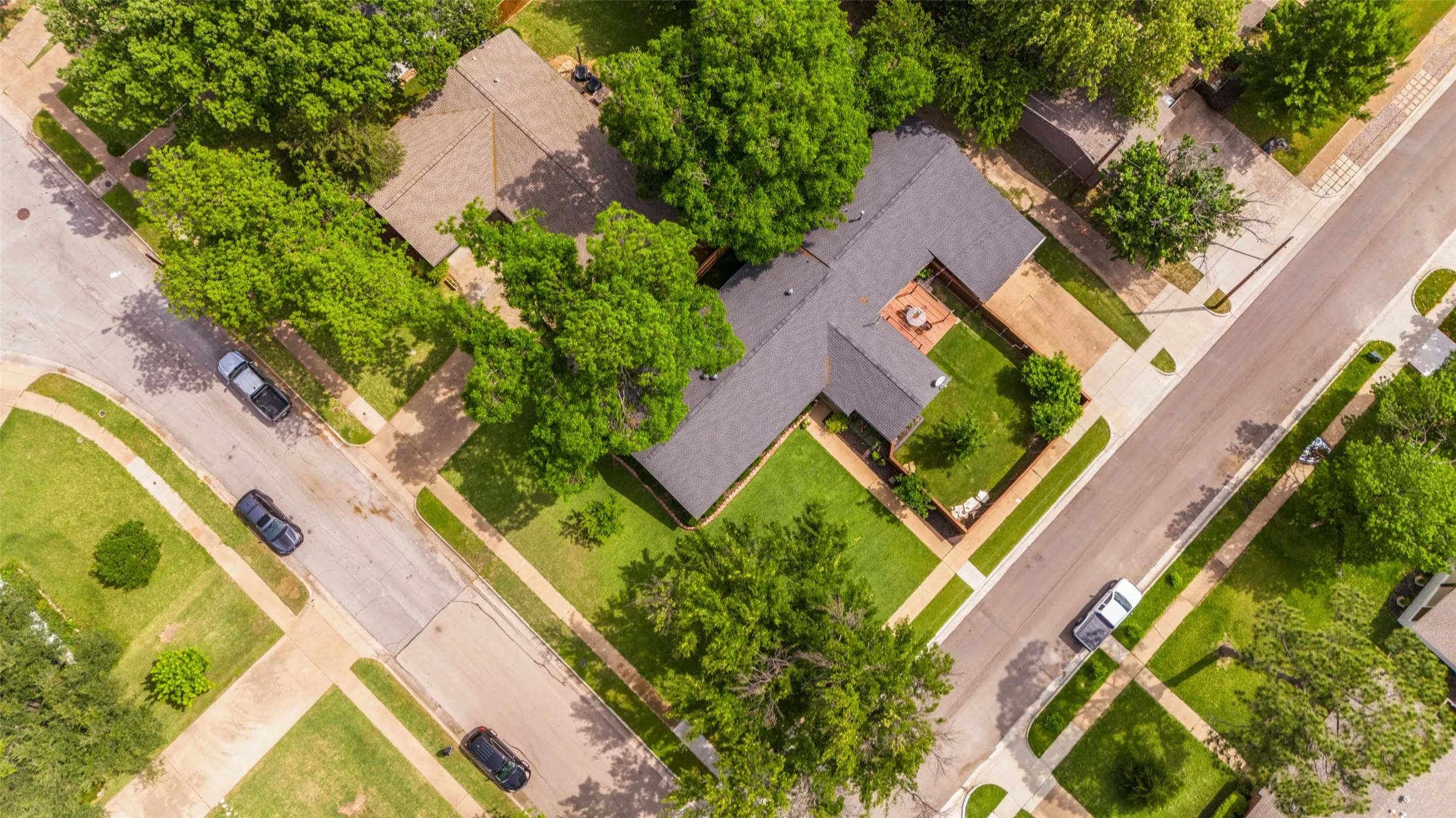 Single Family Residence For Sale in Dallas County , 3581 Woodleigh Drive, Dallas, Texas 75229, 5 Bedroom, 3 Bathroom, Garage spaces, 2,733 Sqft, built in 1955, Preowned, mls#21245971, Real Estate Agent in Dallas, Homes For Sale in Dallas county, Homes For Sale in Dallas, Realtor in Dallas Texas, Real Estate Brokerage Independent Realty Texas, Luminita Cordes Realtor