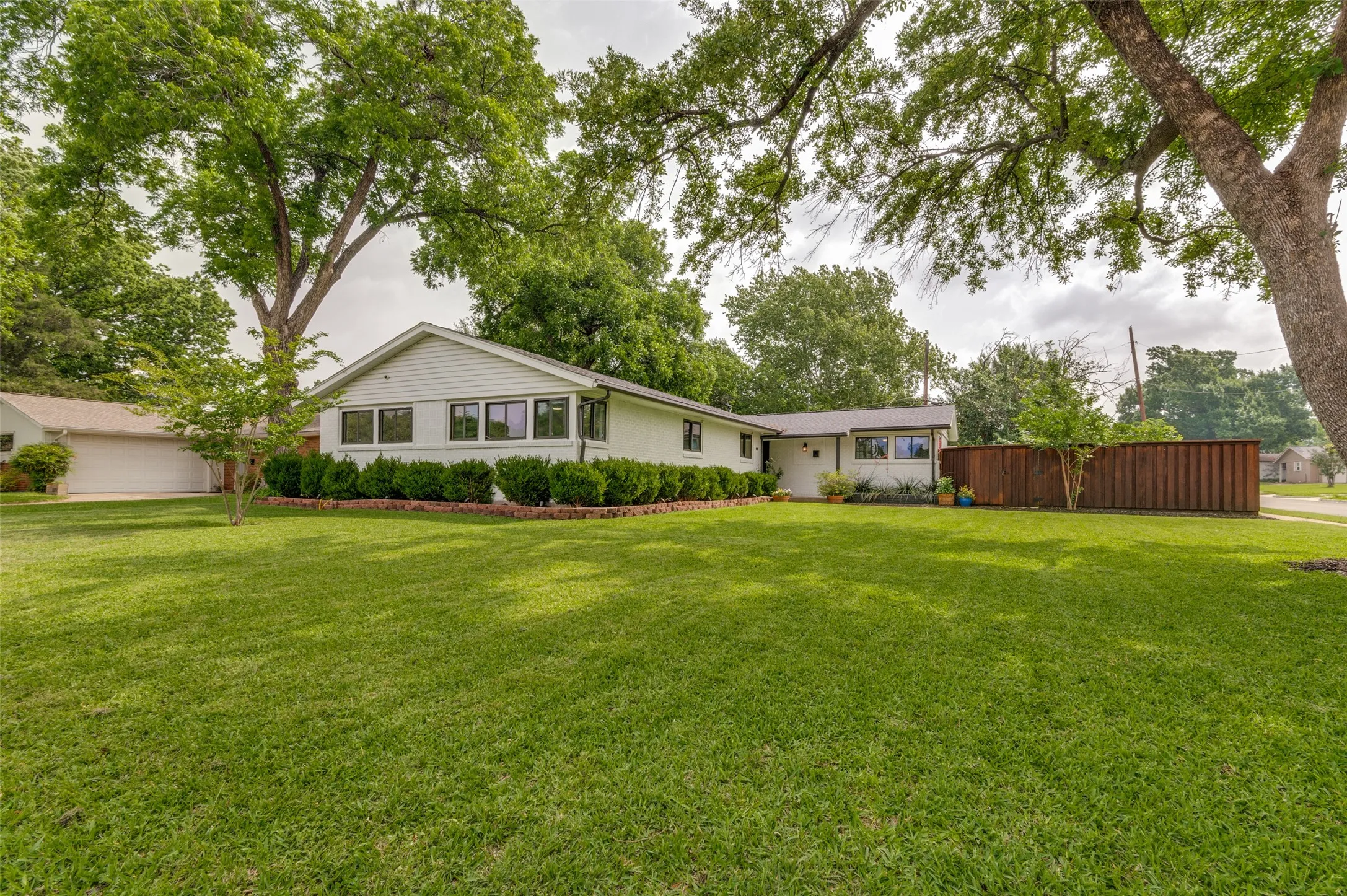 Single Family Residence For Sale in Dallas County , 3581 Woodleigh Drive, Dallas, Texas 75229, 5 Bedroom, 3 Bathroom, Garage spaces, 2,733 Sqft, built in 1955, Preowned, mls#21245971, Real Estate Agent in Dallas, Homes For Sale in Dallas county, Homes For Sale in Dallas, Realtor in Dallas Texas, Real Estate Brokerage Independent Realty Texas, Luminita Cordes Realtor