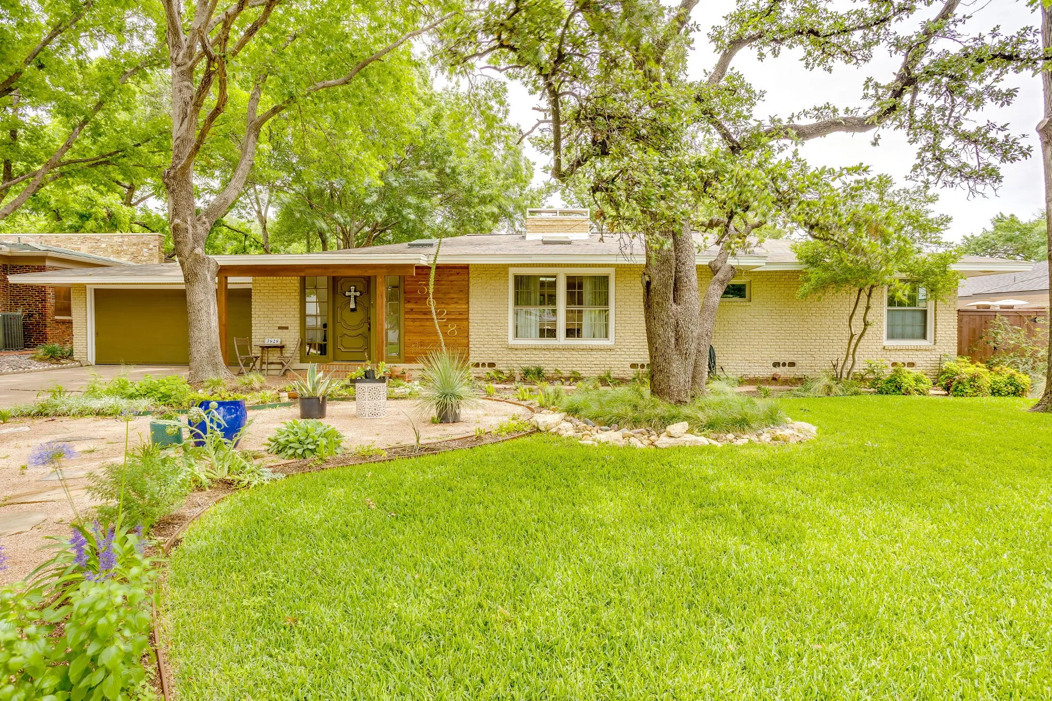 Single Family Residence For Sale in Tarrant County , 3628 Manderly Place, Fort Worth, Texas 76109, 3 Bedroom, 3 Bathroom, 2 Garage spaces, 1,890 Sqft, built in 1950, mls#21249749, Real Estate Agent in Fort Worth, Homes For Sale in Tarrant county, Homes For Sale in Fort Worth, Realtor in Fort Worth Texas, Real Estate Brokerage Independent Realty Texas, Luminita Cordes Realtor