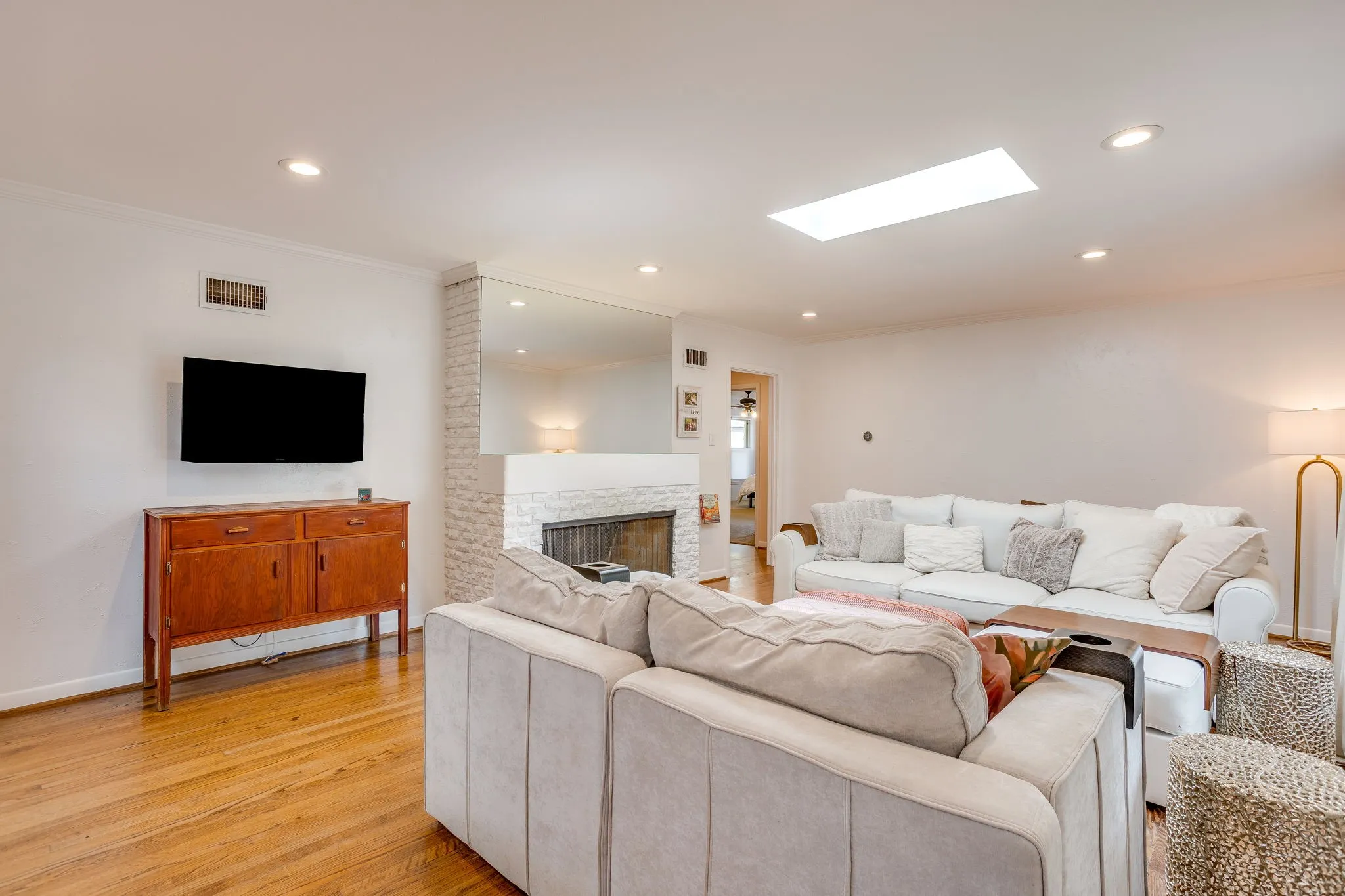 Single Family Residence For Sale in Tarrant County , 3628 Manderly Place, Fort Worth, Texas 76109, 3 Bedroom, 3 Bathroom, 2 Garage spaces, 1,890 Sqft, built in 1950, mls#21249749, Real Estate Agent in Fort Worth, Homes For Sale in Tarrant county, Homes For Sale in Fort Worth, Realtor in Fort Worth Texas, Real Estate Brokerage Independent Realty Texas, Luminita Cordes Realtor