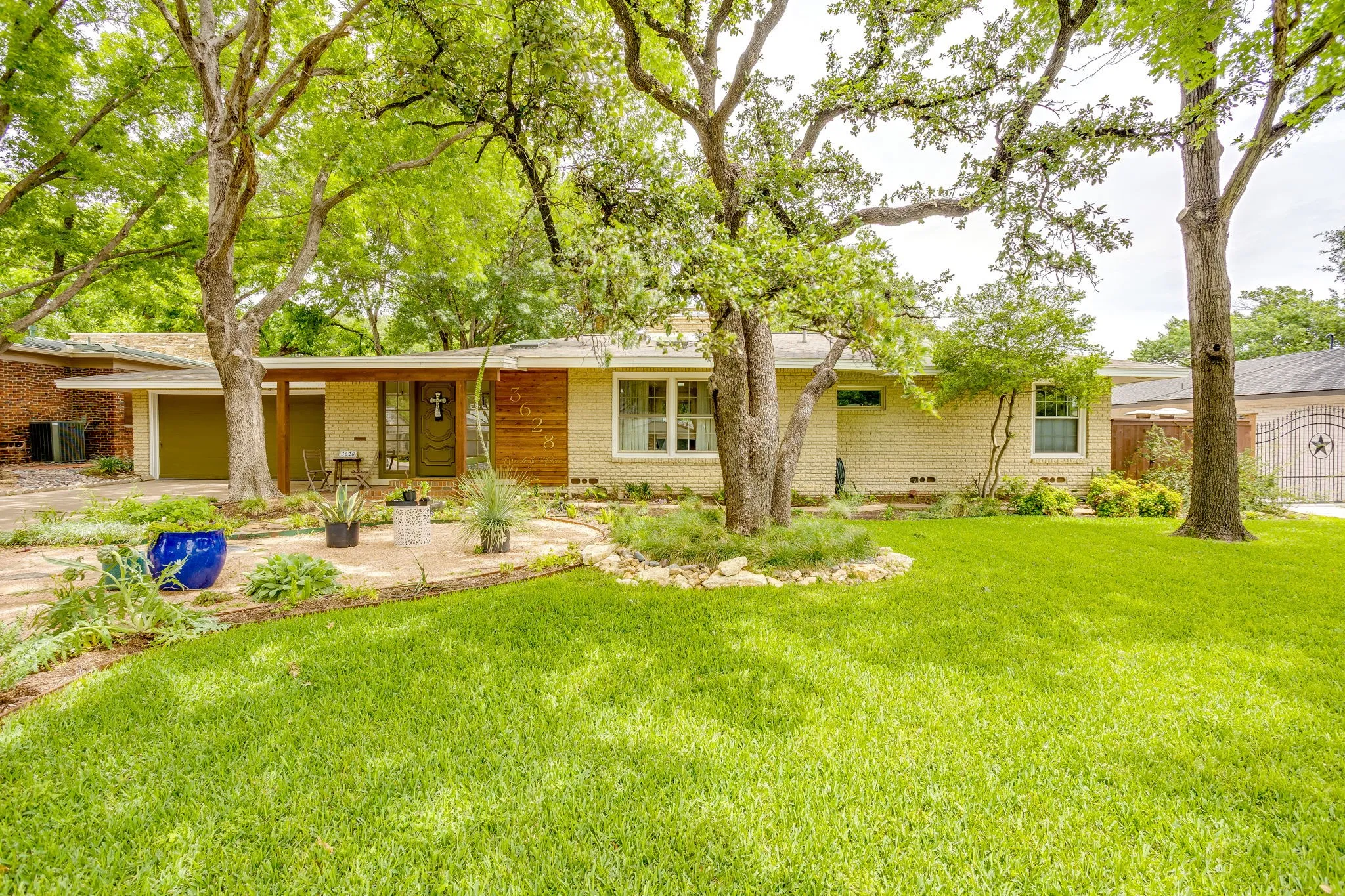 Single Family Residence For Sale in Tarrant County , 3628 Manderly Place, Fort Worth, Texas 76109, 3 Bedroom, 3 Bathroom, 2 Garage spaces, 1,890 Sqft, built in 1950, mls#21249749, Real Estate Agent in Fort Worth, Homes For Sale in Tarrant county, Homes For Sale in Fort Worth, Realtor in Fort Worth Texas, Real Estate Brokerage Independent Realty Texas, Luminita Cordes Realtor