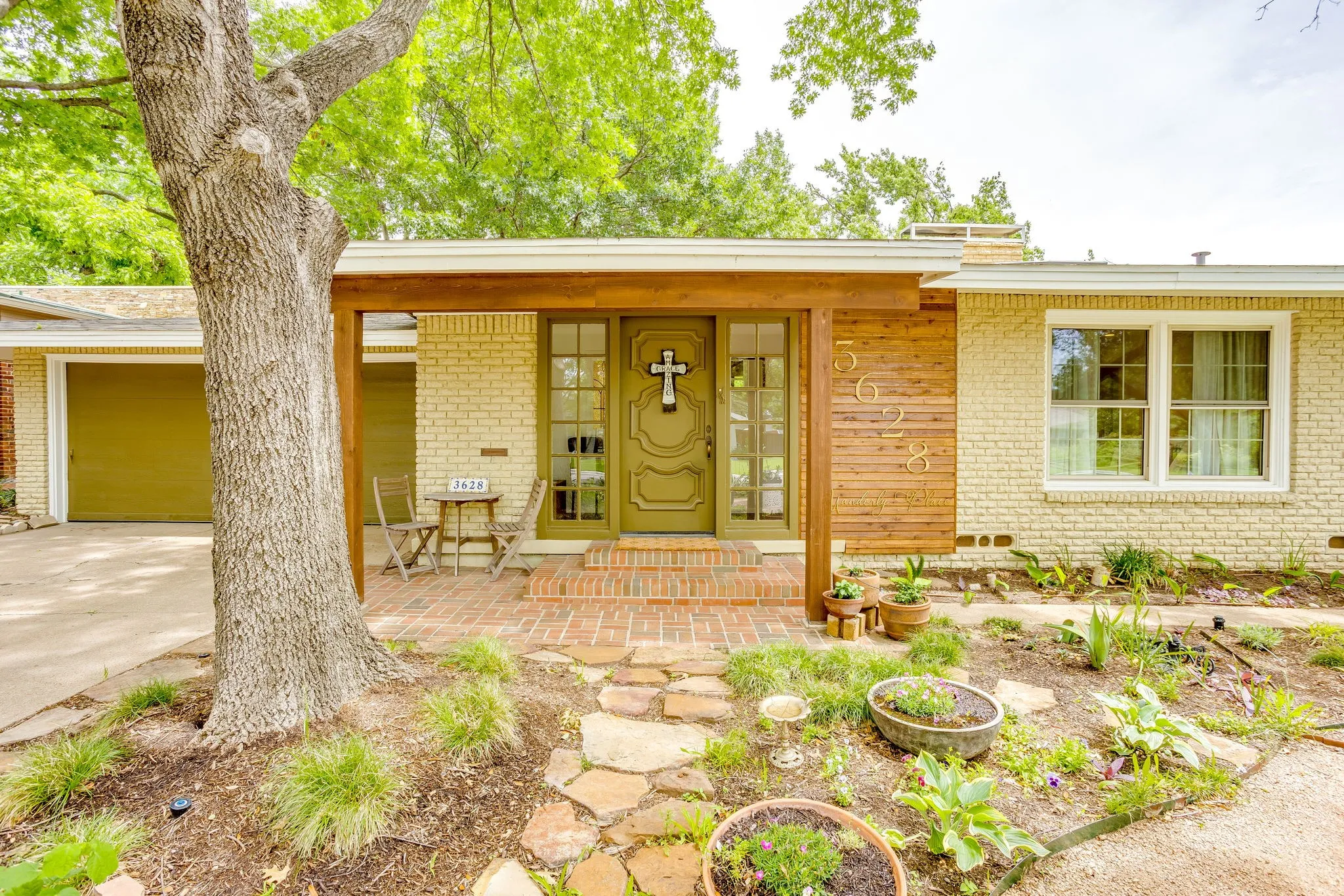 Single Family Residence For Sale in Tarrant County , 3628 Manderly Place, Fort Worth, Texas 76109, 3 Bedroom, 3 Bathroom, 2 Garage spaces, 1,890 Sqft, built in 1950, mls#21249749, Real Estate Agent in Fort Worth, Homes For Sale in Tarrant county, Homes For Sale in Fort Worth, Realtor in Fort Worth Texas, Real Estate Brokerage Independent Realty Texas, Luminita Cordes Realtor