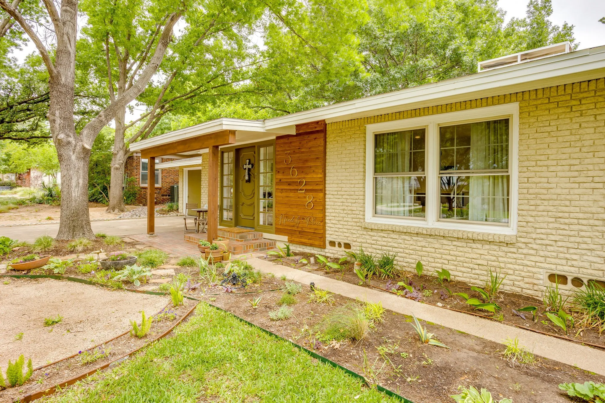 Single Family Residence For Sale in Tarrant County , 3628 Manderly Place, Fort Worth, Texas 76109, 3 Bedroom, 3 Bathroom, 2 Garage spaces, 1,890 Sqft, built in 1950, mls#21249749, Real Estate Agent in Fort Worth, Homes For Sale in Tarrant county, Homes For Sale in Fort Worth, Realtor in Fort Worth Texas, Real Estate Brokerage Independent Realty Texas, Luminita Cordes Realtor