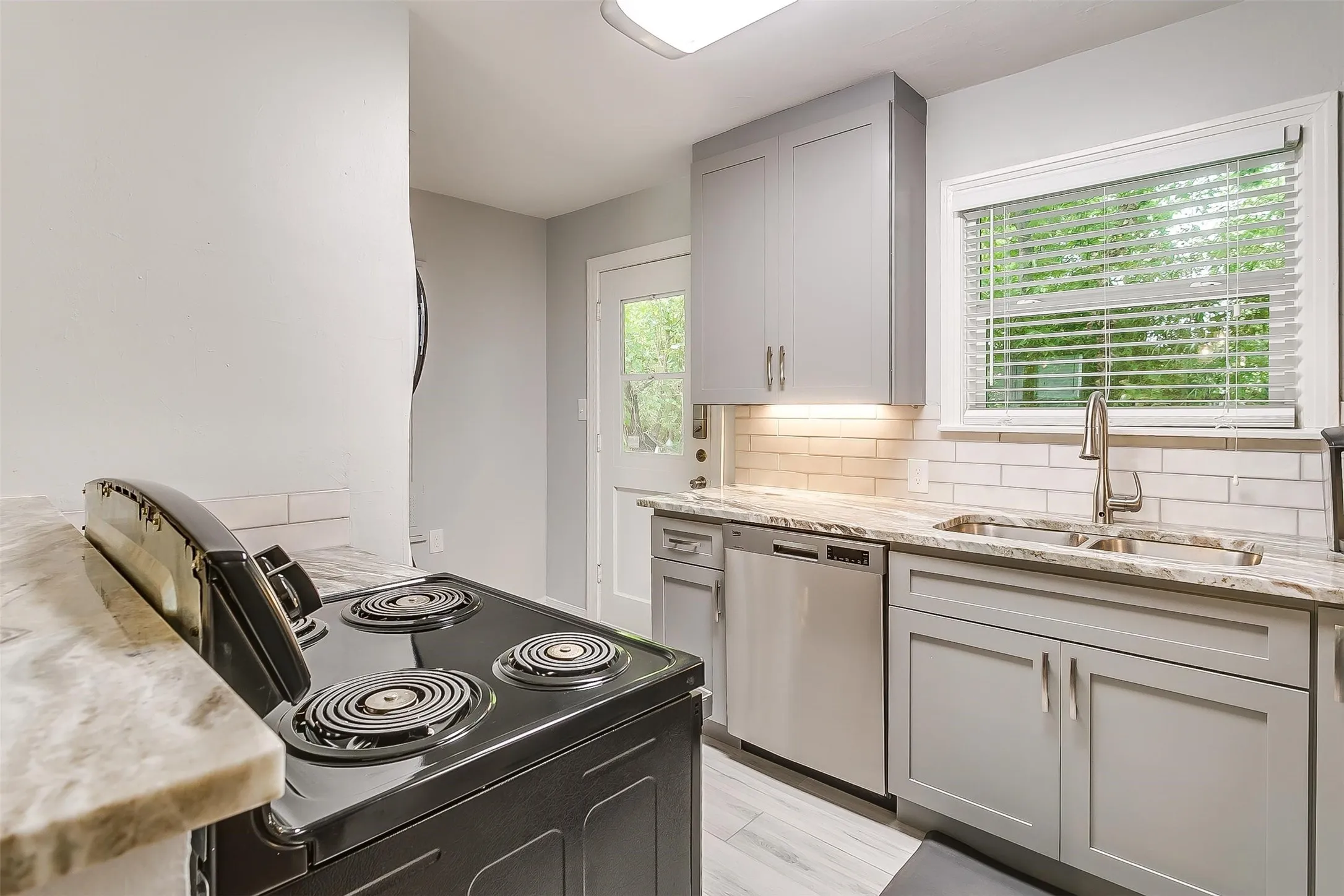 Single Family Residence For Rent in Tarrant County , 4704 Collinwood Avenue, Fort Worth, Texas 76107, 2 Bedroom, 1 Bathroom, 1 Garage spaces, 900 Sqft, built in 1948, Preowned, mls#21245473, Real Estate Agent in Fort Worth, Homes For Rent in Tarrant county, Homes For Rent in Fort Worth, Realtor in Fort Worth Texas, Real Estate Brokerage Independent Realty Texas, Luminita Cordes Realtor