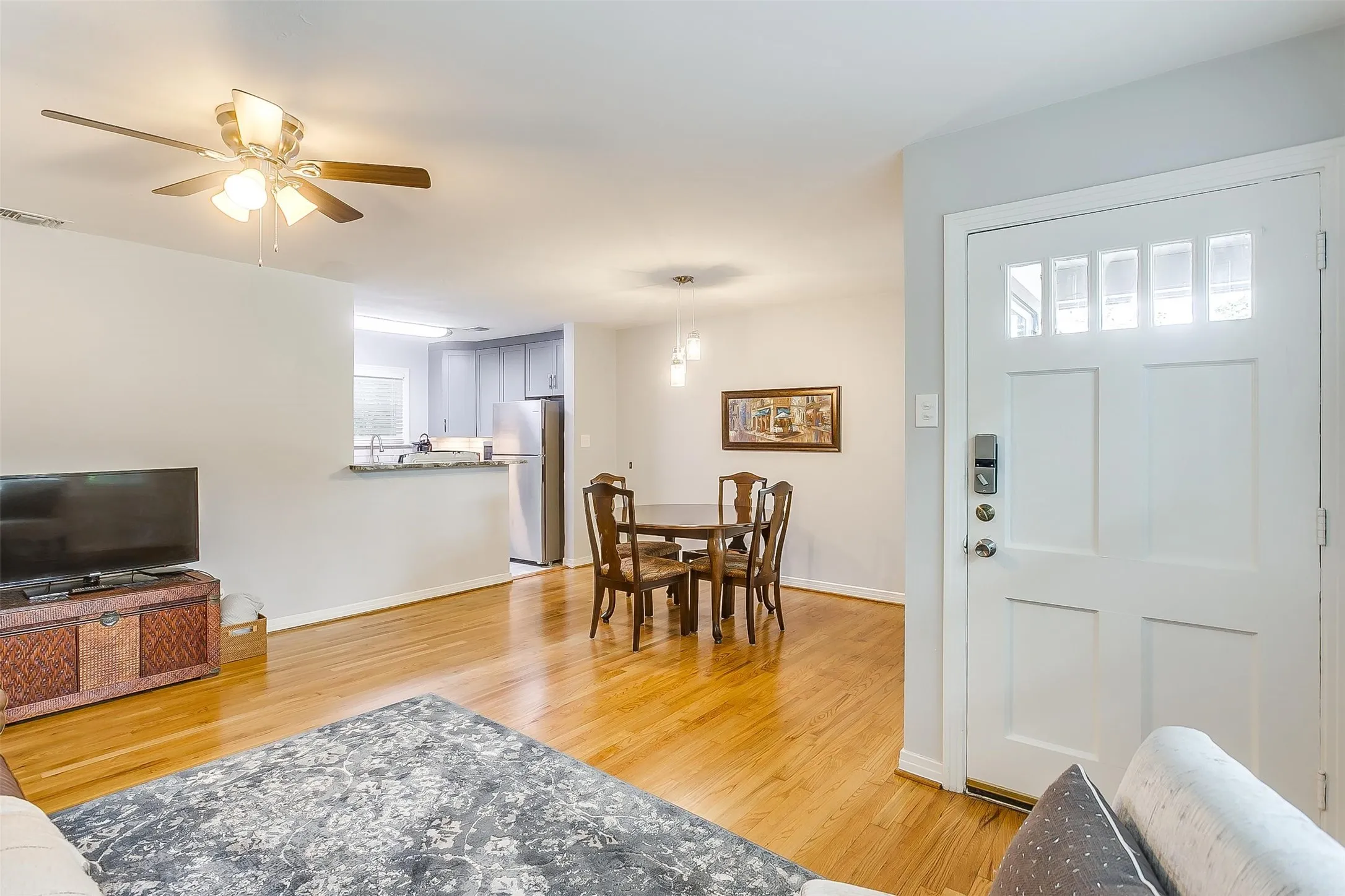Single Family Residence For Rent in Tarrant County , 4704 Collinwood Avenue, Fort Worth, Texas 76107, 2 Bedroom, 1 Bathroom, 1 Garage spaces, 900 Sqft, built in 1948, Preowned, mls#21245473, Real Estate Agent in Fort Worth, Homes For Rent in Tarrant county, Homes For Rent in Fort Worth, Realtor in Fort Worth Texas, Real Estate Brokerage Independent Realty Texas, Luminita Cordes Realtor