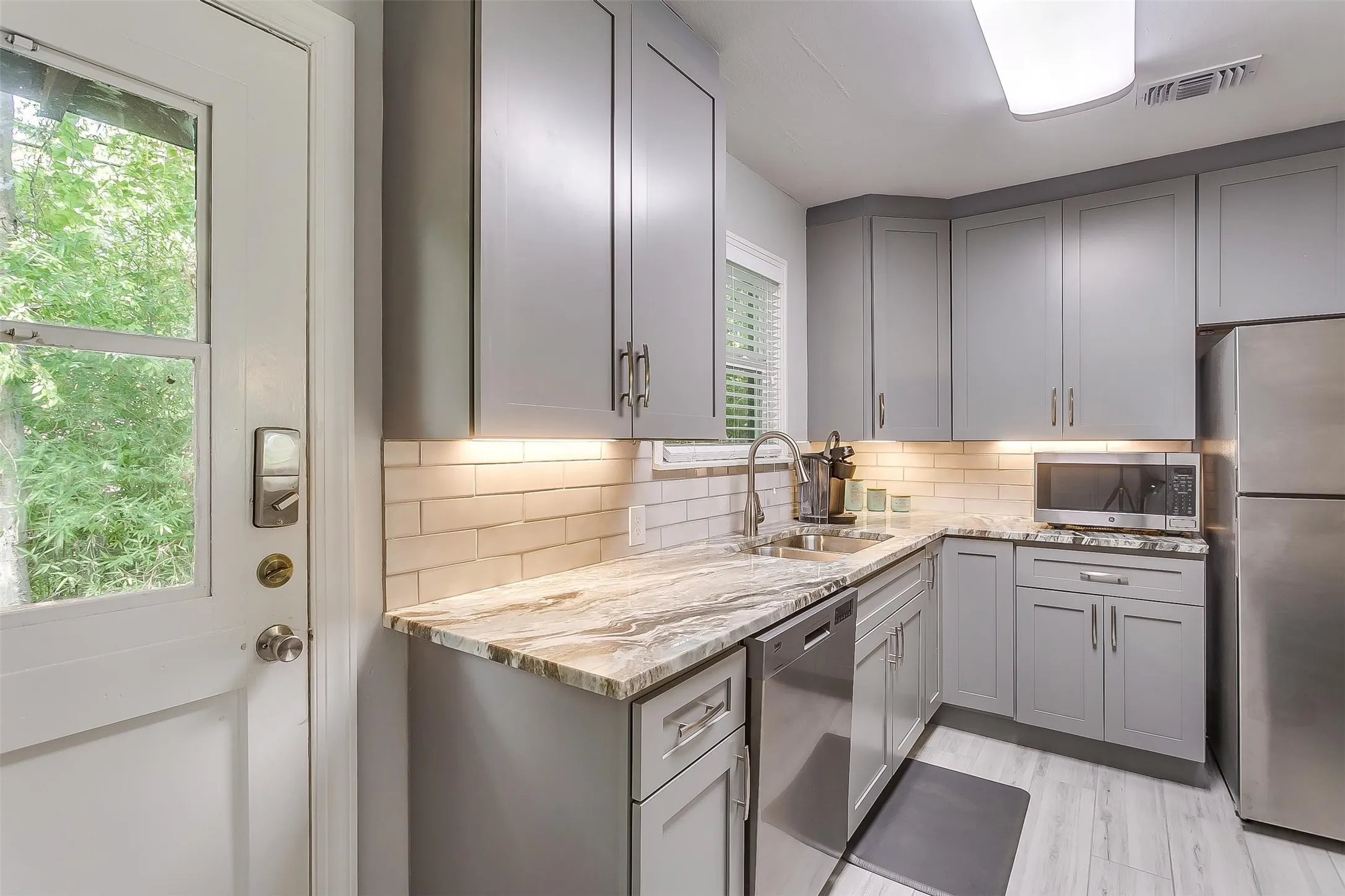 Single Family Residence For Rent in Tarrant County , 4704 Collinwood Avenue, Fort Worth, Texas 76107, 2 Bedroom, 1 Bathroom, 1 Garage spaces, 900 Sqft, built in 1948, Preowned, mls#21245473, Real Estate Agent in Fort Worth, Homes For Rent in Tarrant county, Homes For Rent in Fort Worth, Realtor in Fort Worth Texas, Real Estate Brokerage Independent Realty Texas, Luminita Cordes Realtor