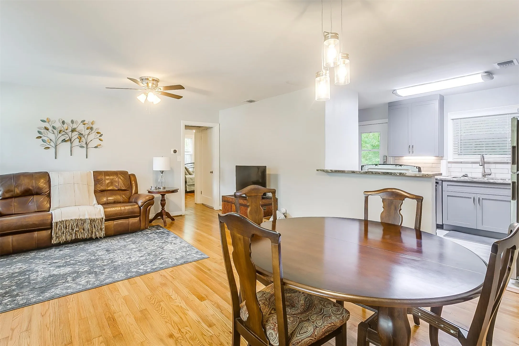 Single Family Residence For Rent in Tarrant County , 4704 Collinwood Avenue, Fort Worth, Texas 76107, 2 Bedroom, 1 Bathroom, 1 Garage spaces, 900 Sqft, built in 1948, Preowned, mls#21245473, Real Estate Agent in Fort Worth, Homes For Rent in Tarrant county, Homes For Rent in Fort Worth, Realtor in Fort Worth Texas, Real Estate Brokerage Independent Realty Texas, Luminita Cordes Realtor