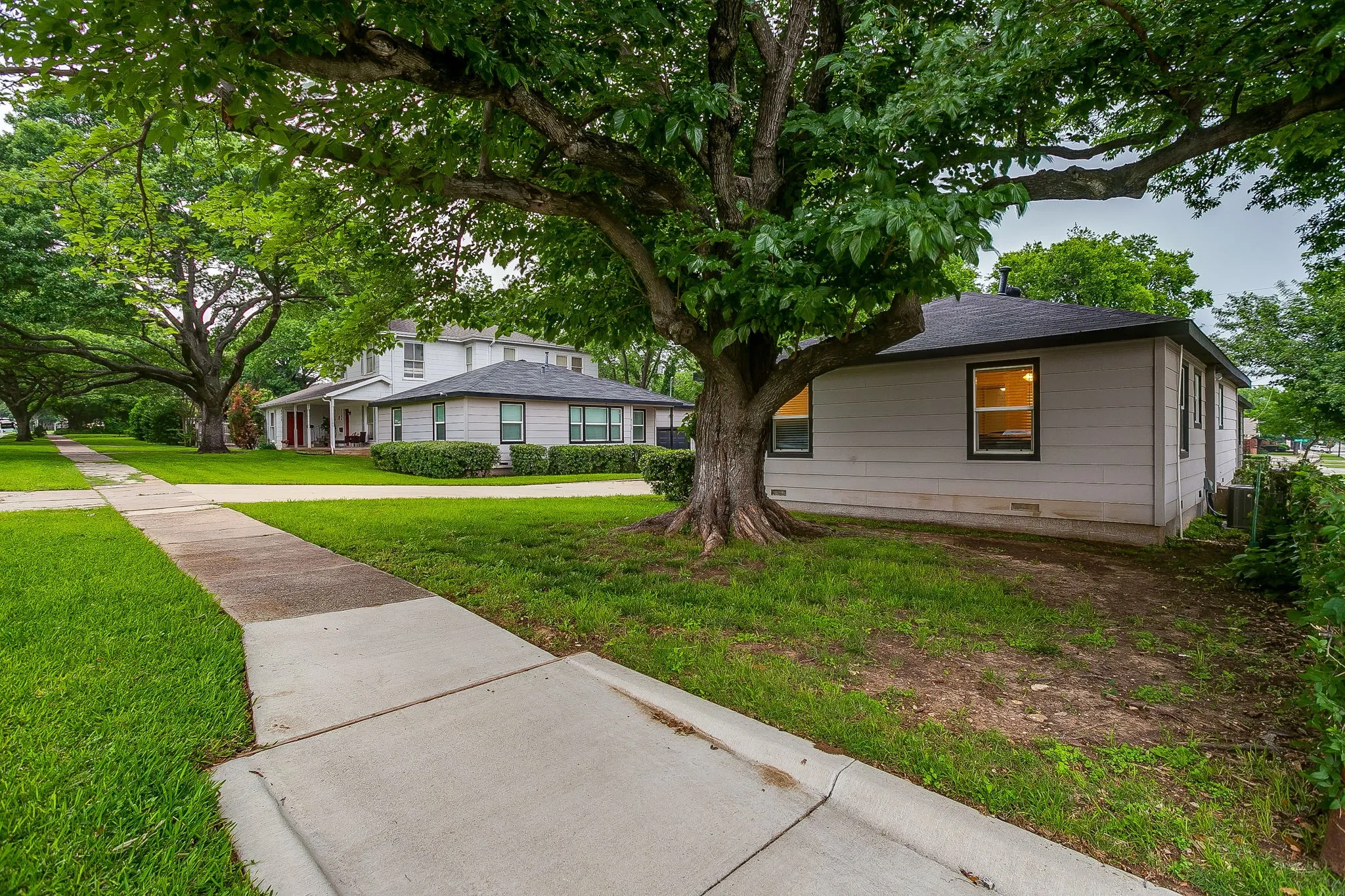 Single Family Residence For Rent in Tarrant County , 4704 Collinwood Avenue, Fort Worth, Texas 76107, 2 Bedroom, 1 Bathroom, 1 Garage spaces, 900 Sqft, built in 1948, Preowned, mls#21245473, Real Estate Agent in Fort Worth, Homes For Rent in Tarrant county, Homes For Rent in Fort Worth, Realtor in Fort Worth Texas, Real Estate Brokerage Independent Realty Texas, Luminita Cordes Realtor