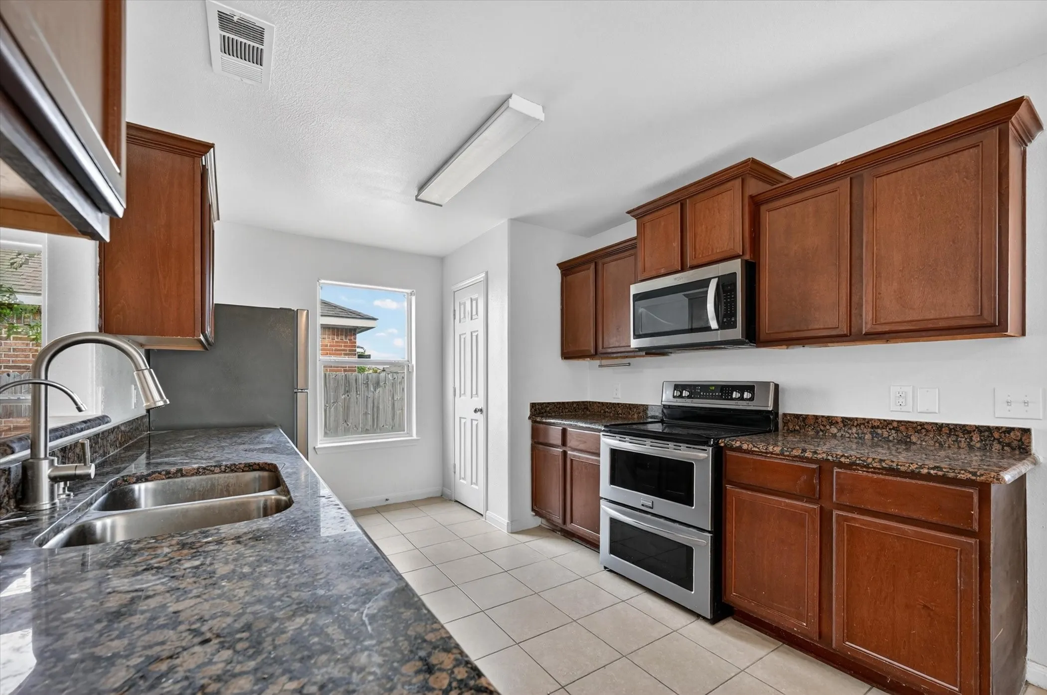 Single Family Residence For Rent in Collin County , 204 Lamont Road, Anna, Texas 75409, 4 Bedrooms, 2 Bathrooms, 2 Garage spaces, 1,678 Sqft, built in 2013, Preowned, Price $1,950, mls#21249254, Real Estate Agent in Anna, Homes For Rent in Collin county, Homes For Rent in Anna, Realtor in Anna Texas, Real Estate Brokerage Independent Realty Texas, Luminita Cordes Realtor