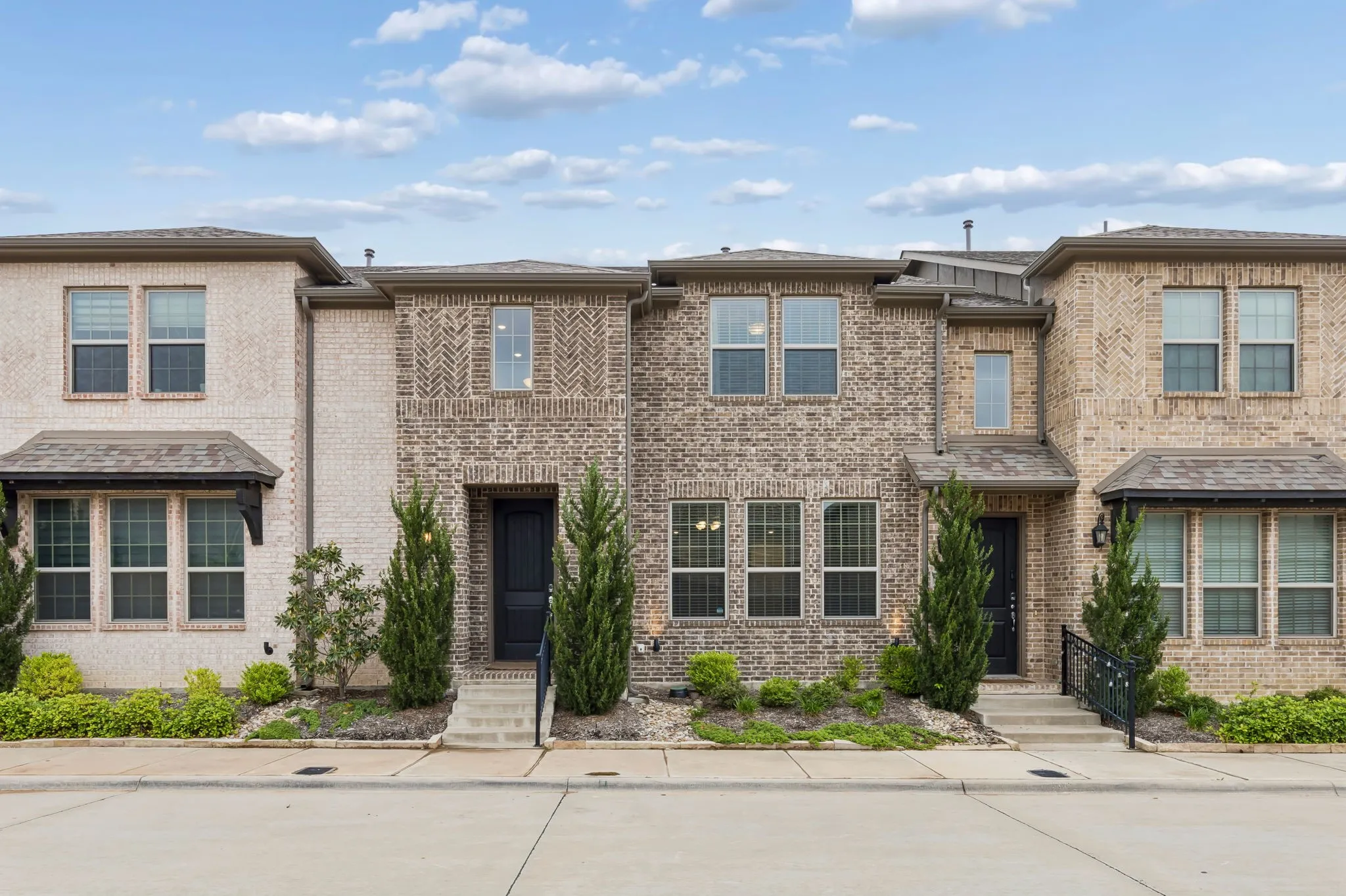 Townhouse For Sale in Tarrant County , 911 Ponds Edge Lane, Euless, Texas 76040, 3 Bedroom, 3 Bathroom, 2 Garage spaces, 2,061 Sqft, built in 2020, Preowned, mls#21236843, Real Estate Agent in Euless, Homes For Sale in Tarrant county, Homes For Sale in Euless, Realtor in Euless Texas, Real Estate Brokerage Independent Realty Texas, Luminita Cordes Realtor