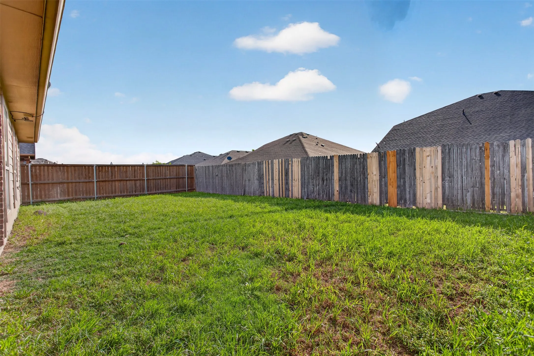 Single Family Residence For Sale in Kaufman County , 2003 Carriage Road, Heartland, Texas 75126, 4 Bedroom, 2 Bathroom, 2 Garage spaces, 1,605 Sqft, built in 2012, Preowned, Price $269,990, mls#21242918, Real Estate Agent in Heartland, Homes For Sale in Kaufman county, Homes For Sale in Heartland, Realtor in Heartland Texas, Real Estate Brokerage Independent Realty Texas, Luminita Cordes Realtor