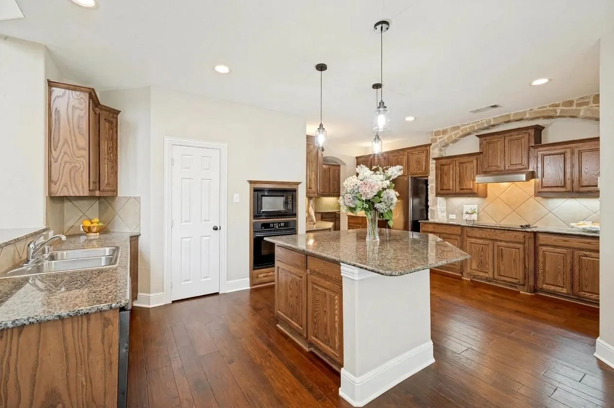 Single Family Residence For Sale in Collin County , 10172 Bowling Green Drive, Frisco, Texas 75035, 5 Bedroom, 4 Bathroom, 3 Garage spaces, 4,129 Sqft, built in 2004, Preowned, mls#21245062, Real Estate Agent in Frisco, Homes For Sale in Collin county, Homes For Sale in Frisco, Realtor in Frisco Texas, Real Estate Brokerage Independent Realty Texas, Luminita Cordes Realtor