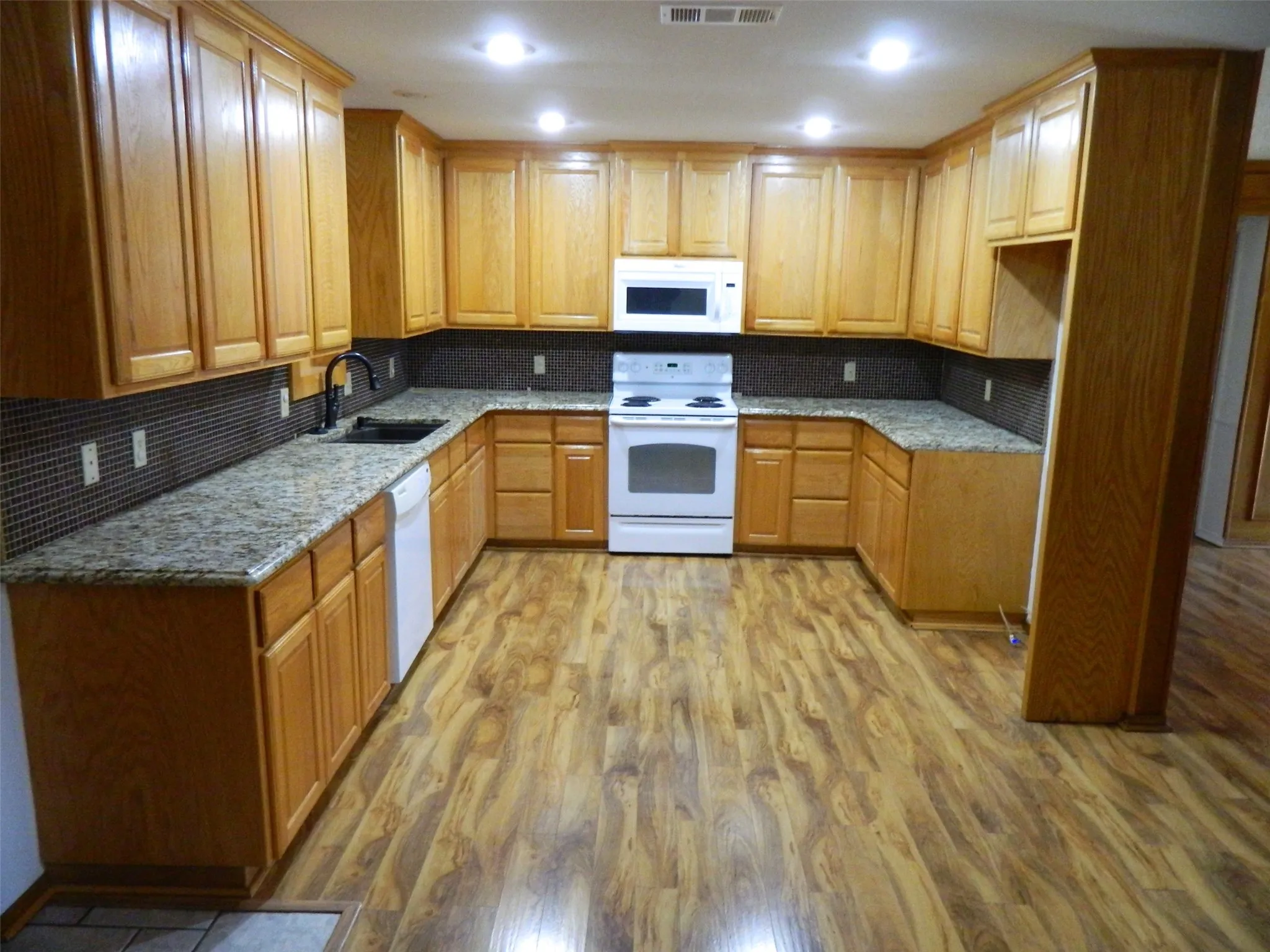Single Family Residence For Sale in Fannin County , 1004 Palamino Drive, Leonard, Texas 75452, 4 Bedroom, 3 Bathroom, 2 Garage spaces, 2,160 Sqft, built in 1985, Preowned, mls#21246807, Real Estate Agent in Leonard, Homes For Sale in Fannin county, Homes For Sale in Leonard, Realtor in Leonard Texas, Real Estate Brokerage Independent Realty Texas, Luminita Cordes Realtor