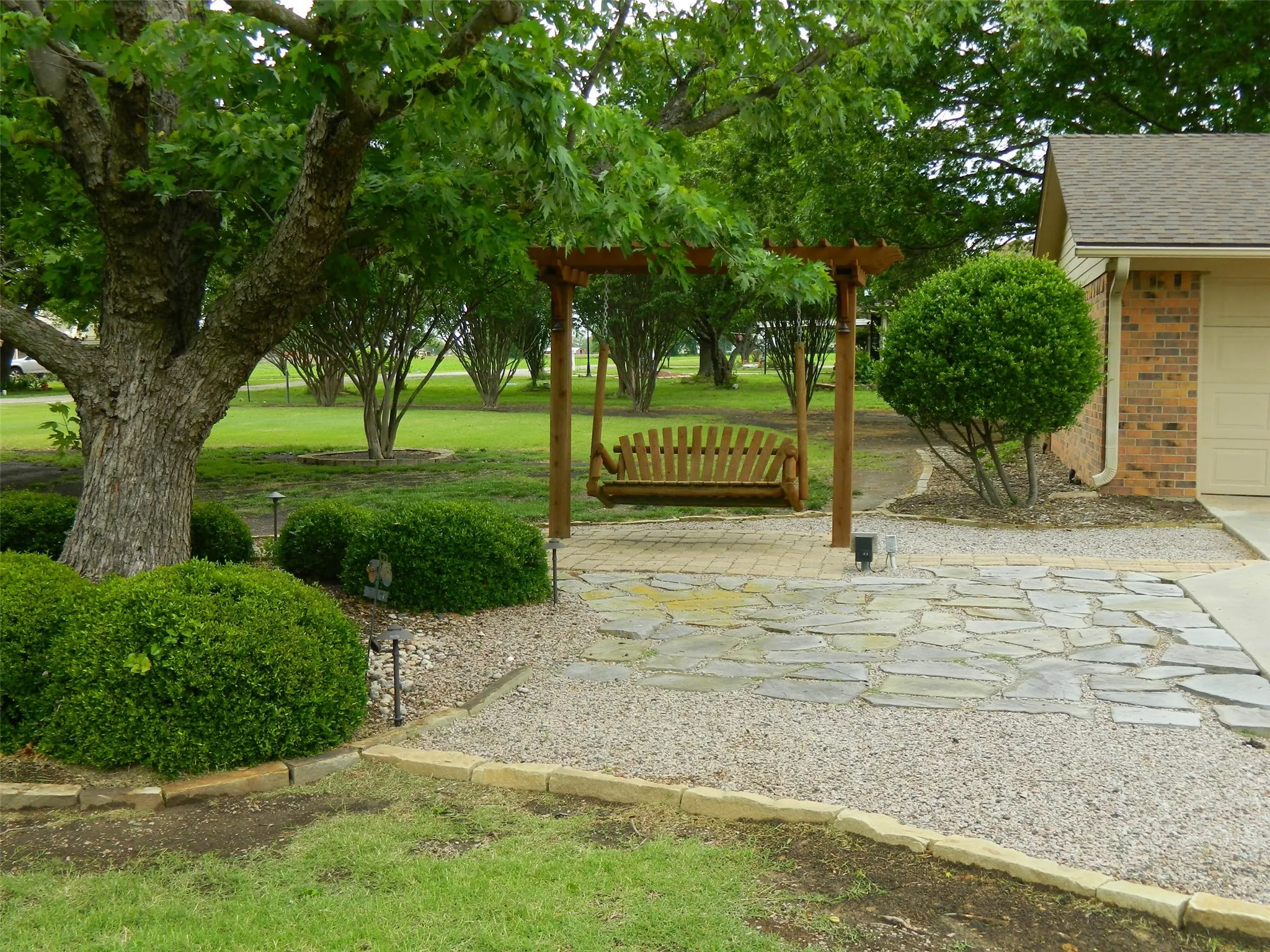 Single Family Residence For Sale in Fannin County , 1004 Palamino Drive, Leonard, Texas 75452, 4 Bedroom, 3 Bathroom, 2 Garage spaces, 2,160 Sqft, built in 1985, Preowned, mls#21246807, Real Estate Agent in Leonard, Homes For Sale in Fannin county, Homes For Sale in Leonard, Realtor in Leonard Texas, Real Estate Brokerage Independent Realty Texas, Luminita Cordes Realtor
