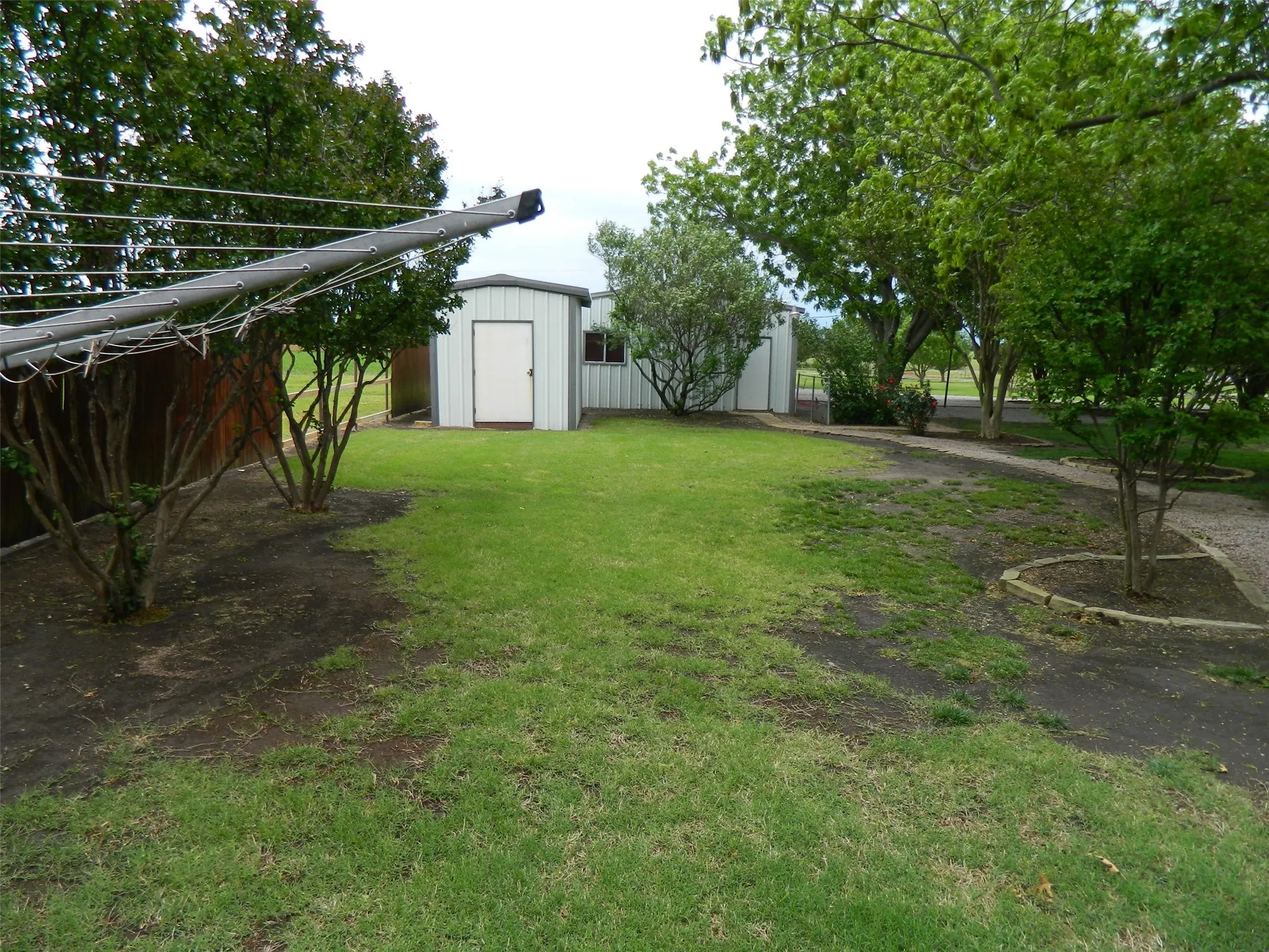 Single Family Residence For Sale in Fannin County , 1004 Palamino Drive, Leonard, Texas 75452, 4 Bedroom, 3 Bathroom, 2 Garage spaces, 2,160 Sqft, built in 1985, Preowned, mls#21246807, Real Estate Agent in Leonard, Homes For Sale in Fannin county, Homes For Sale in Leonard, Realtor in Leonard Texas, Real Estate Brokerage Independent Realty Texas, Luminita Cordes Realtor