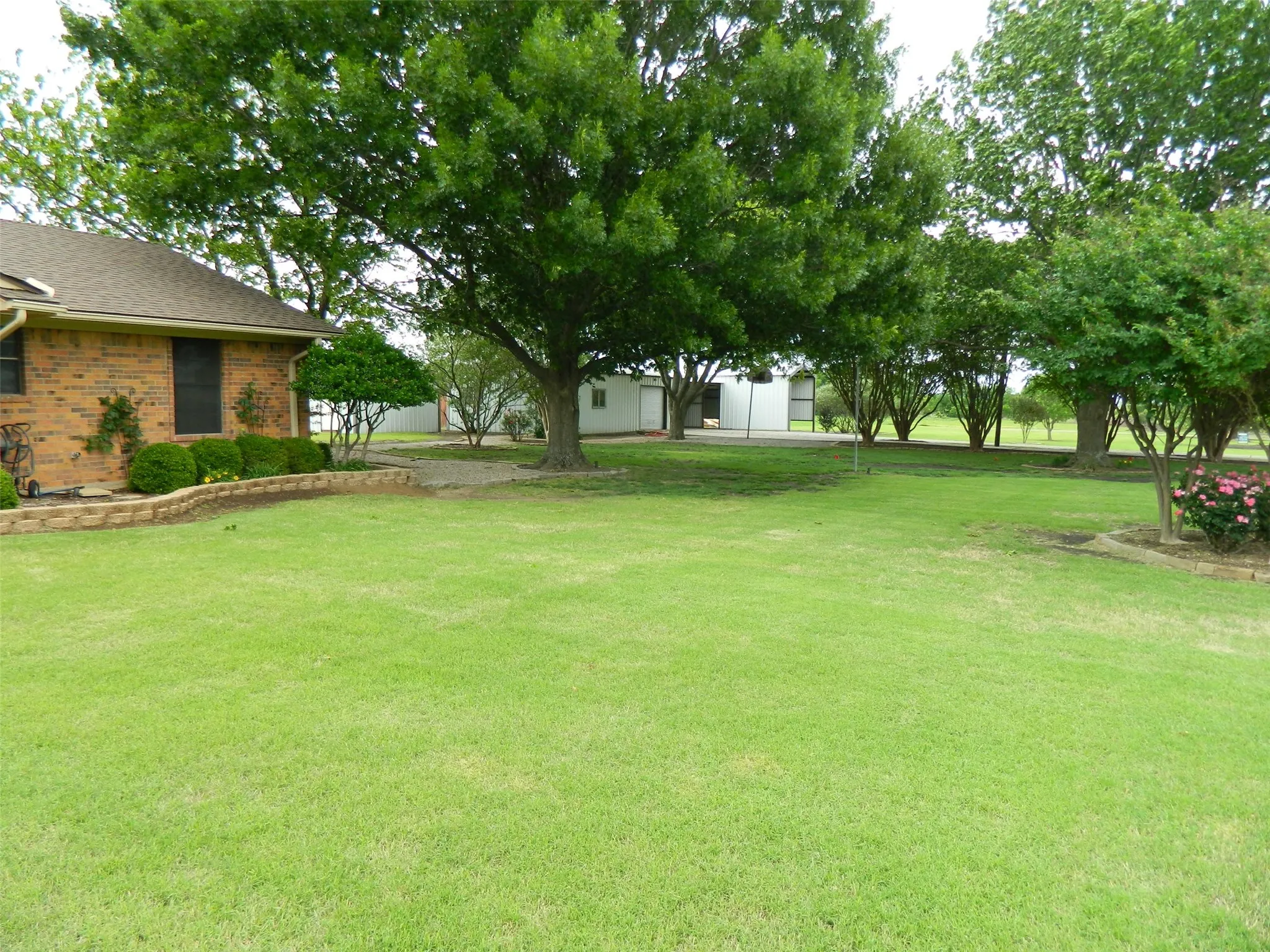 Single Family Residence For Sale in Fannin County , 1004 Palamino Drive, Leonard, Texas 75452, 4 Bedroom, 3 Bathroom, 2 Garage spaces, 2,160 Sqft, built in 1985, Preowned, mls#21246807, Real Estate Agent in Leonard, Homes For Sale in Fannin county, Homes For Sale in Leonard, Realtor in Leonard Texas, Real Estate Brokerage Independent Realty Texas, Luminita Cordes Realtor