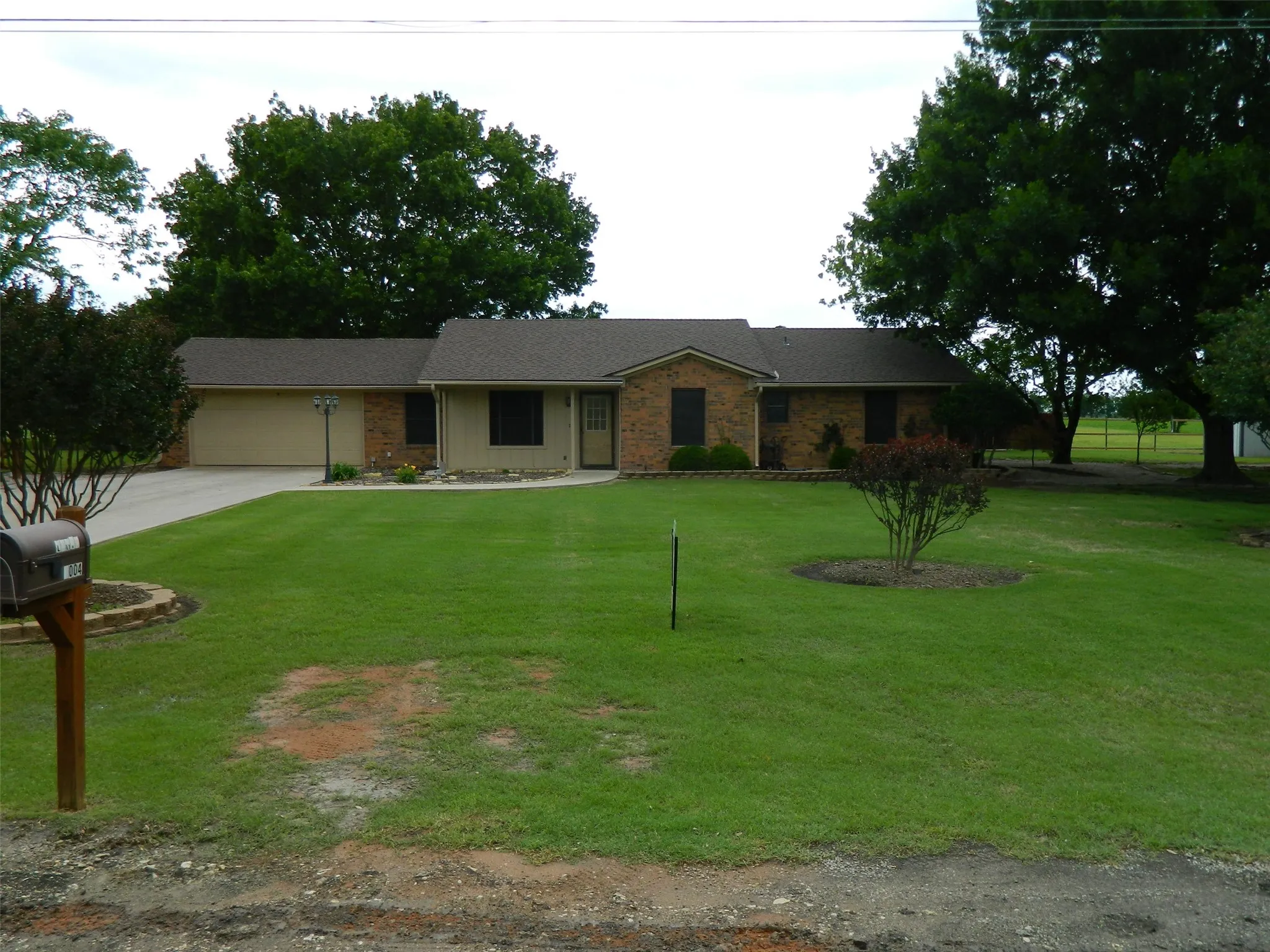 Single Family Residence For Sale in Fannin County , 1004 Palamino Drive, Leonard, Texas 75452, 4 Bedroom, 3 Bathroom, 2 Garage spaces, 2,160 Sqft, built in 1985, Preowned, mls#21246807, Real Estate Agent in Leonard, Homes For Sale in Fannin county, Homes For Sale in Leonard, Realtor in Leonard Texas, Real Estate Brokerage Independent Realty Texas, Luminita Cordes Realtor