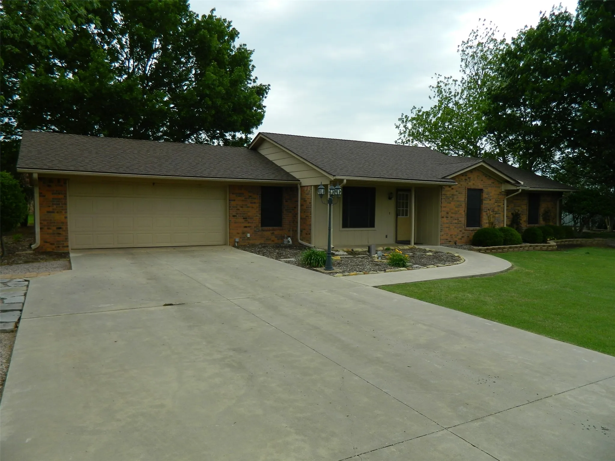 Single Family Residence For Sale in Fannin County , 1004 Palamino Drive, Leonard, Texas 75452, 4 Bedroom, 3 Bathroom, 2 Garage spaces, 2,160 Sqft, built in 1985, Preowned, mls#21246807, Real Estate Agent in Leonard, Homes For Sale in Fannin county, Homes For Sale in Leonard, Realtor in Leonard Texas, Real Estate Brokerage Independent Realty Texas, Luminita Cordes Realtor