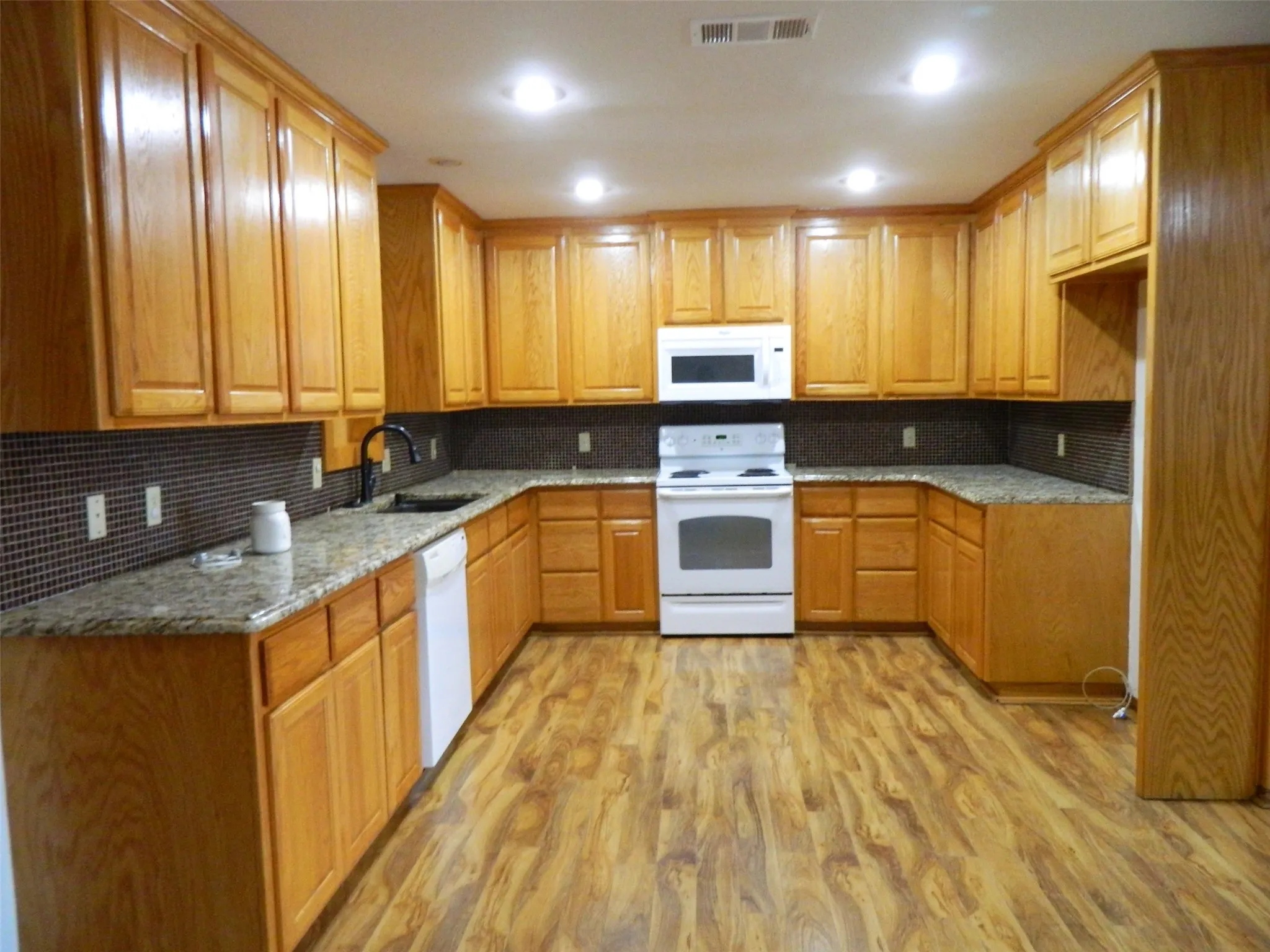 Single Family Residence For Sale in Fannin County , 1004 Palamino Drive, Leonard, Texas 75452, 4 Bedroom, 3 Bathroom, 2 Garage spaces, 2,160 Sqft, built in 1985, Preowned, mls#21246807, Real Estate Agent in Leonard, Homes For Sale in Fannin county, Homes For Sale in Leonard, Realtor in Leonard Texas, Real Estate Brokerage Independent Realty Texas, Luminita Cordes Realtor